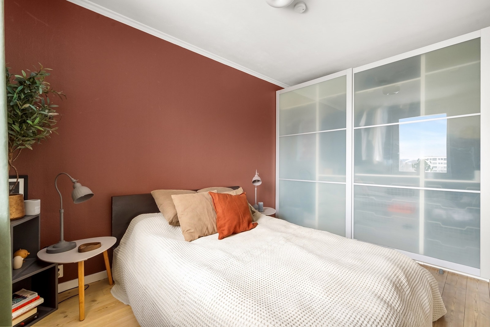 En stor garderobeløsning gir rikelig med oppbevaringsplass. Galleribilde