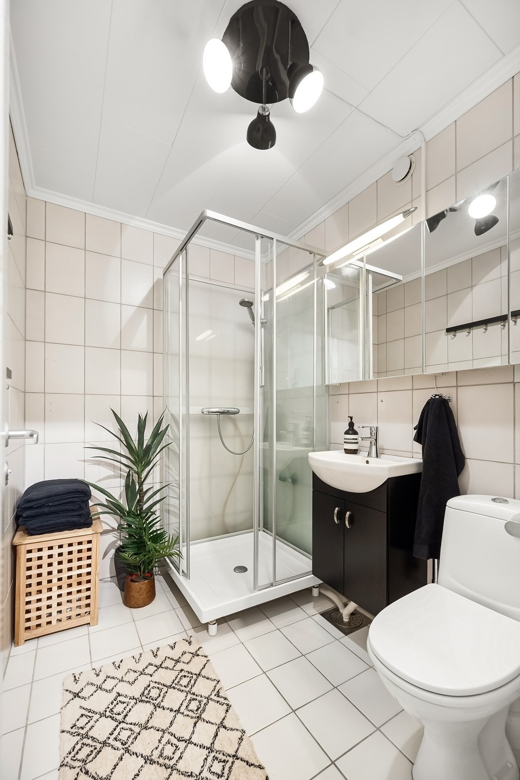 Her er det flislagt gulv med behagelig gulvvarme. Galleribilde