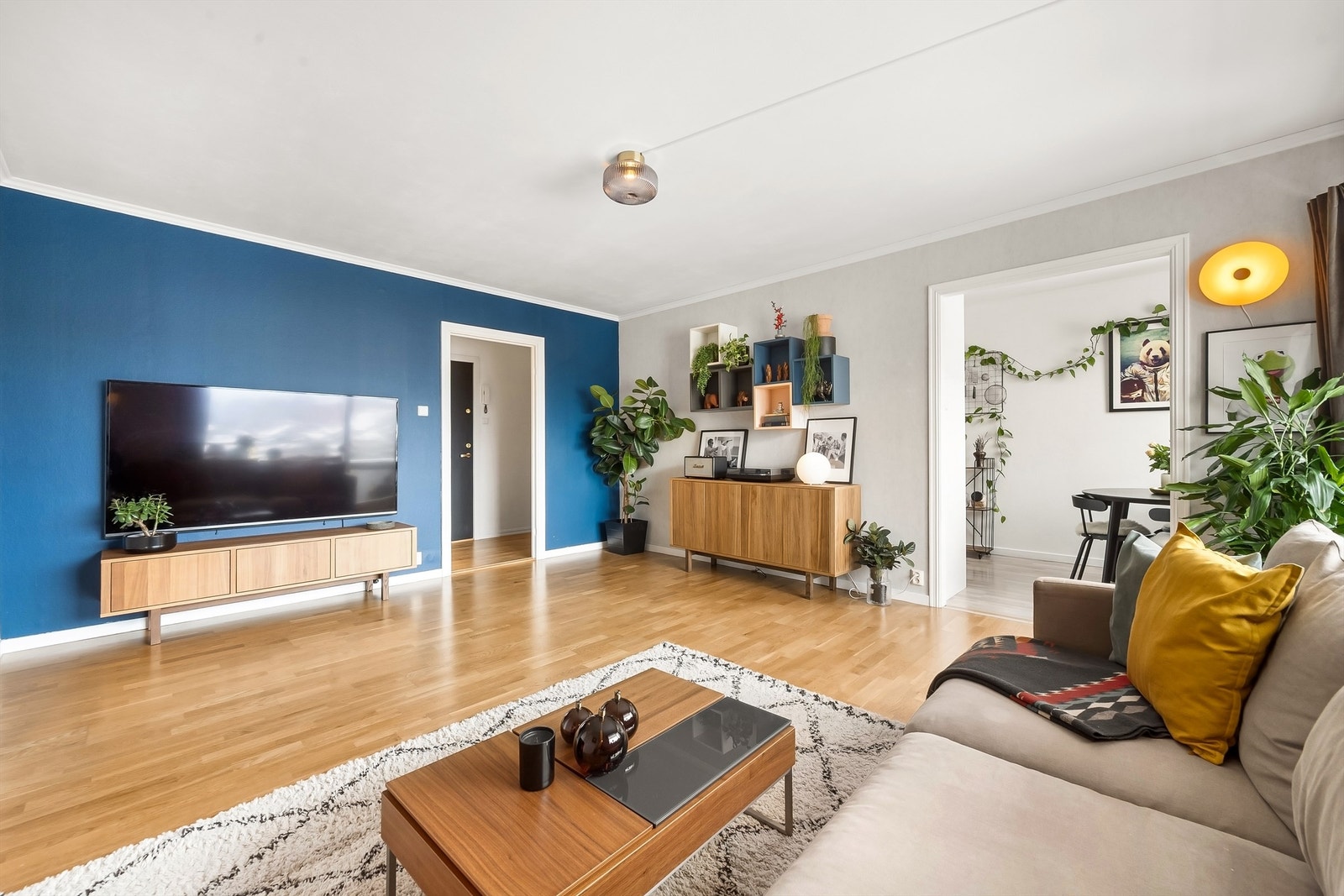 Stuen er leilighetens sentrale samlingspunkt, med god plass til sofagruppe. Galleribilde