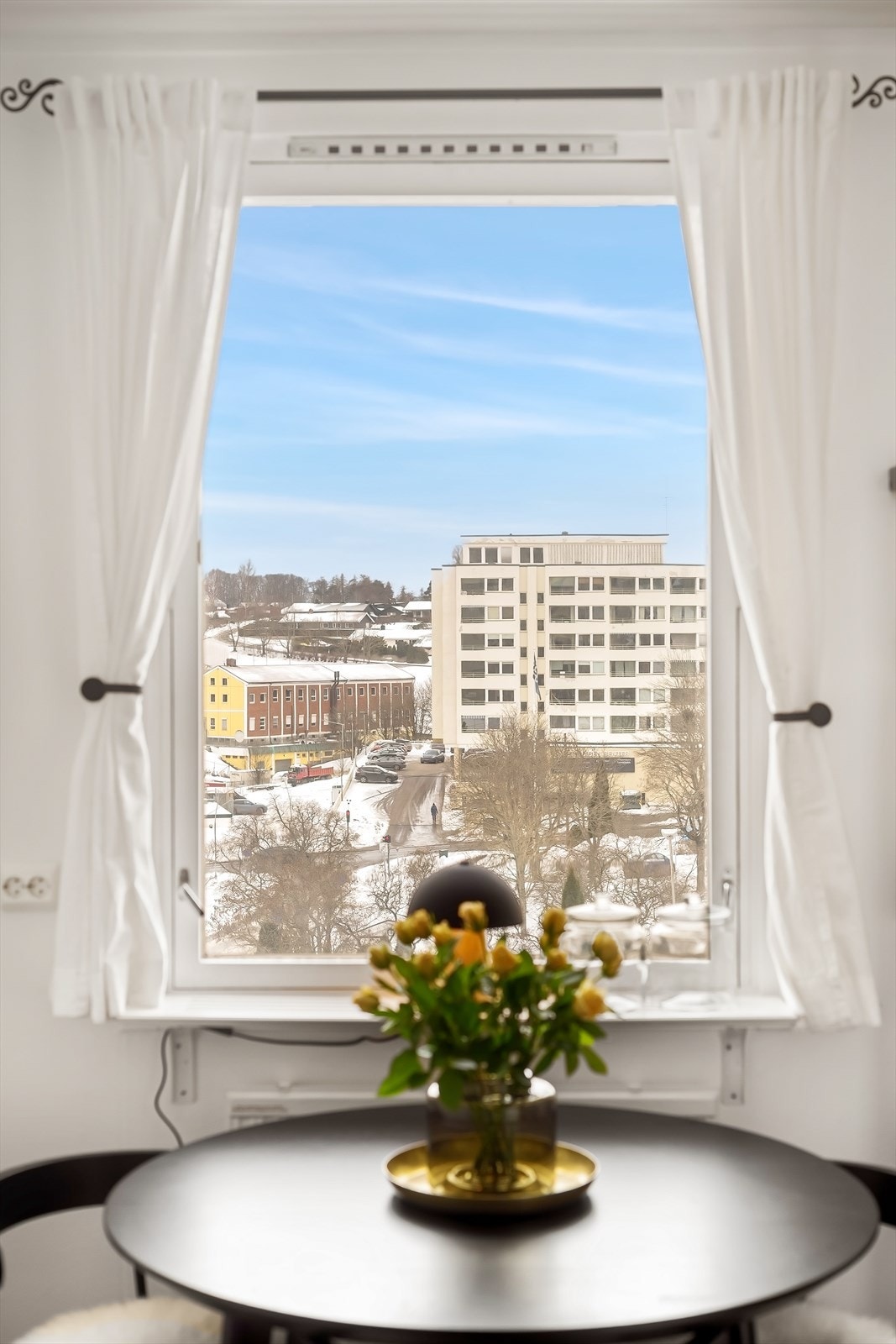 Et steinkast unna ligger Skøyenåsen torg med nærbutikk og ulike servicetjenester. Galleribilde