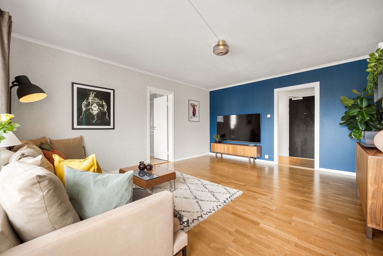 Gulvene er belagt med parkett, som gir en gjennomgående og helhetlig følelse. Vegger bestående av malte flater og tapet. Galleribilde