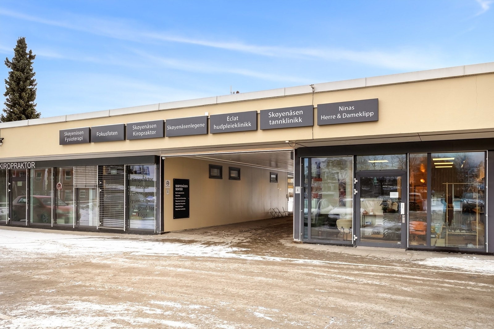 Skøyenåsen torg med Coop Extra, frisørsalong og hudpleieklinikk, samt helsetjenester som tannklinikk, fotterapeut, fysioterapi og kiropraktor. Galleribilde