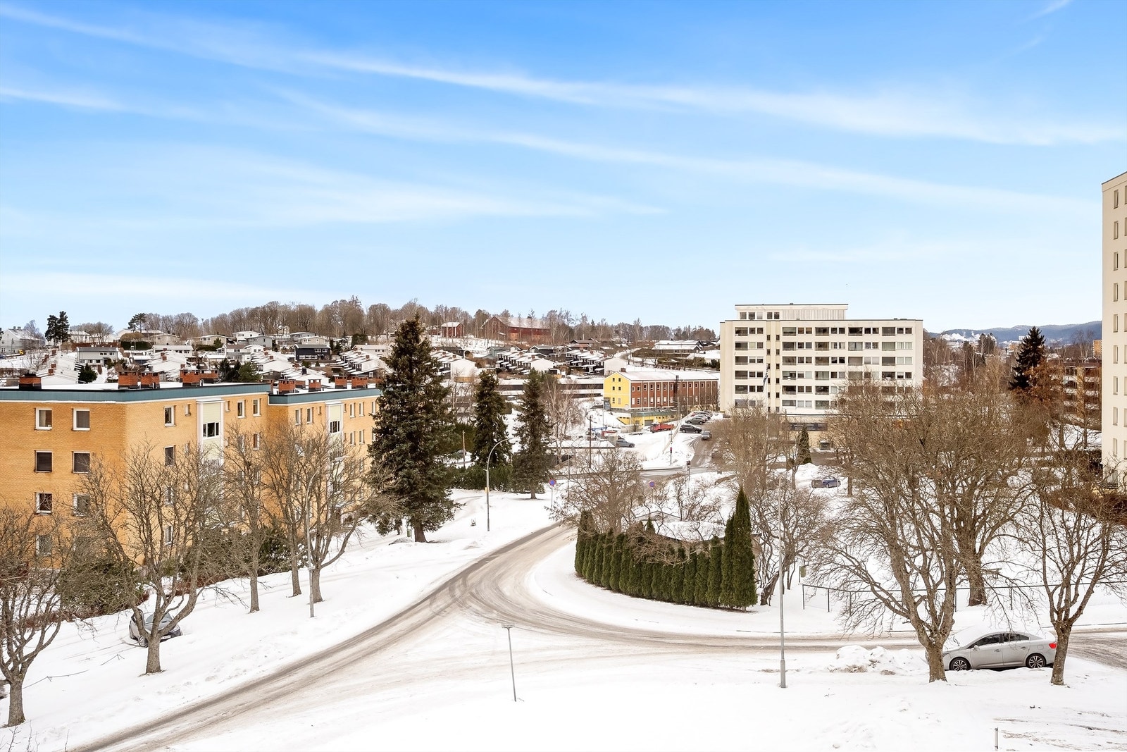 Området byr på nærhet til både servicetilbud og turstier. T-banestasjonen på Skøyenåsen ligger knappe 100 meter unna. Galleribilde