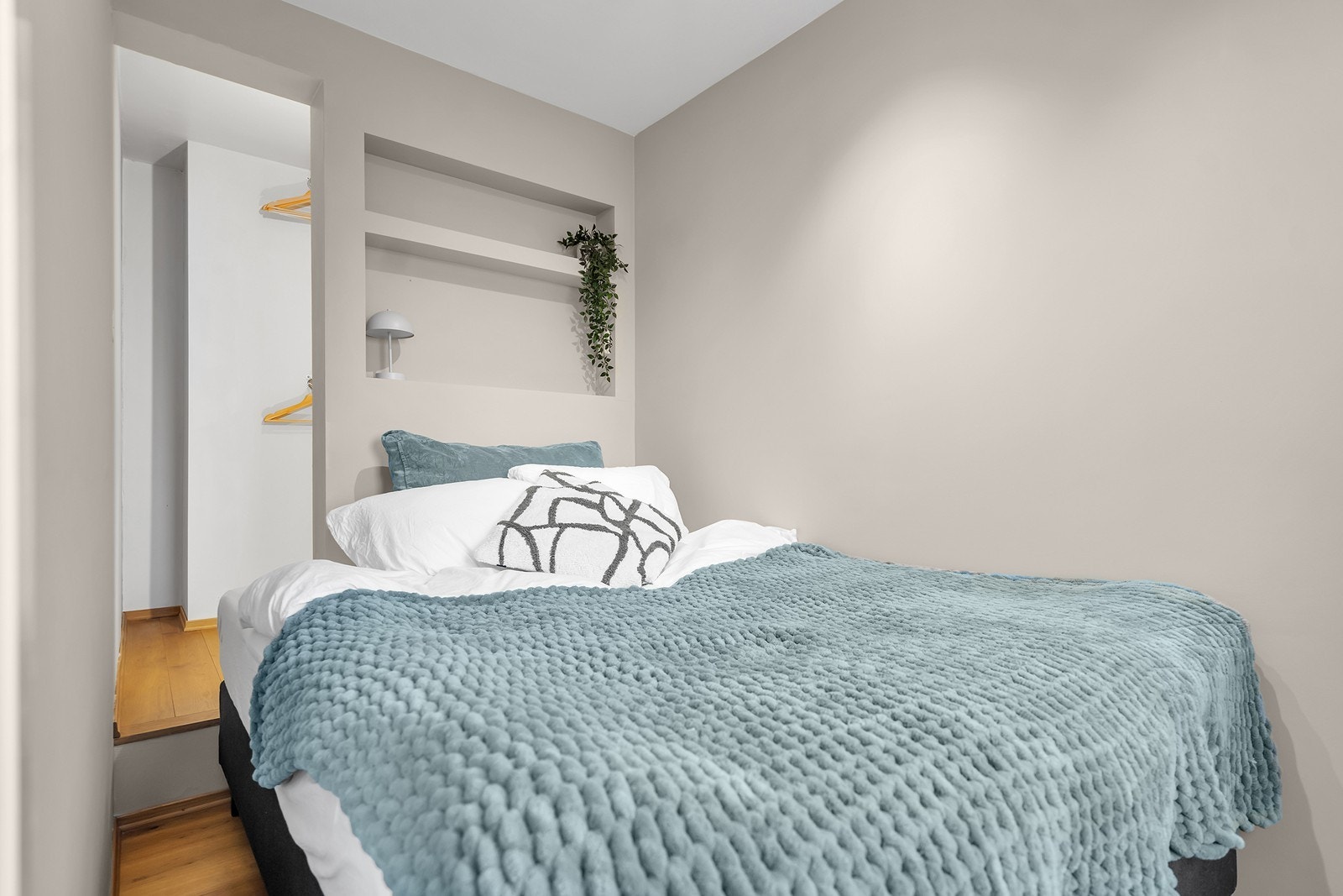 Soverom med garderoberom, dette var tidligere kjøkken! Galleribilde