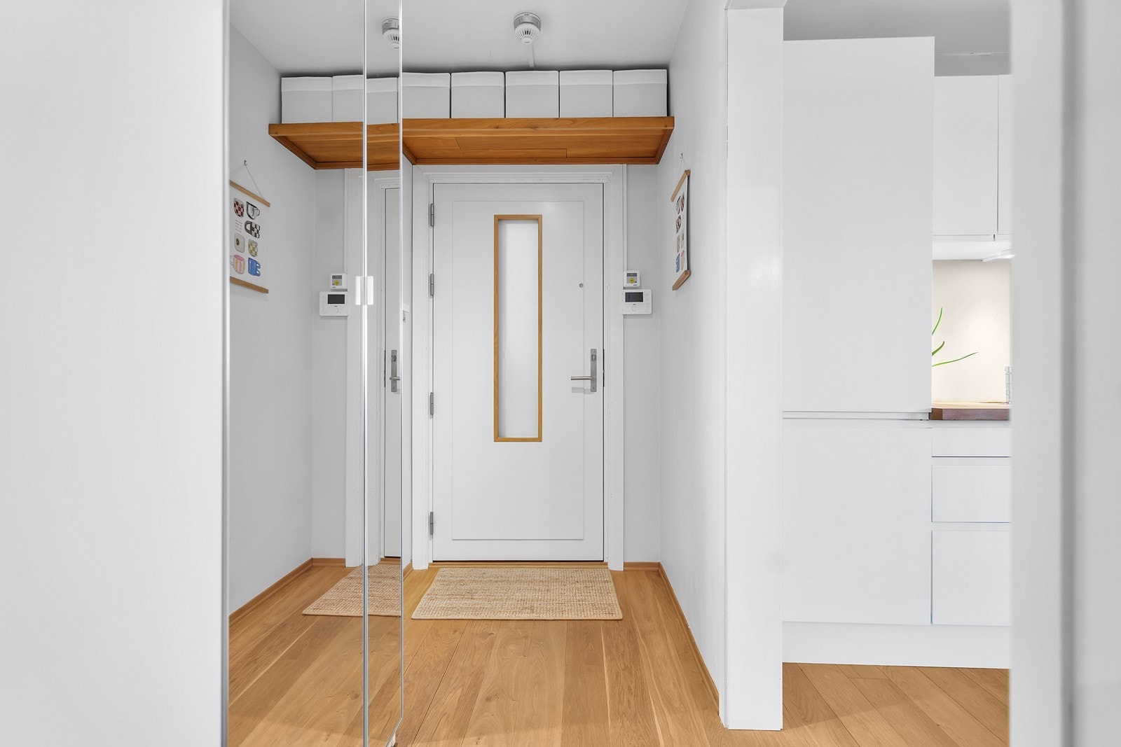 Velkommen inn! Entrè med garderobeskap Galleribilde