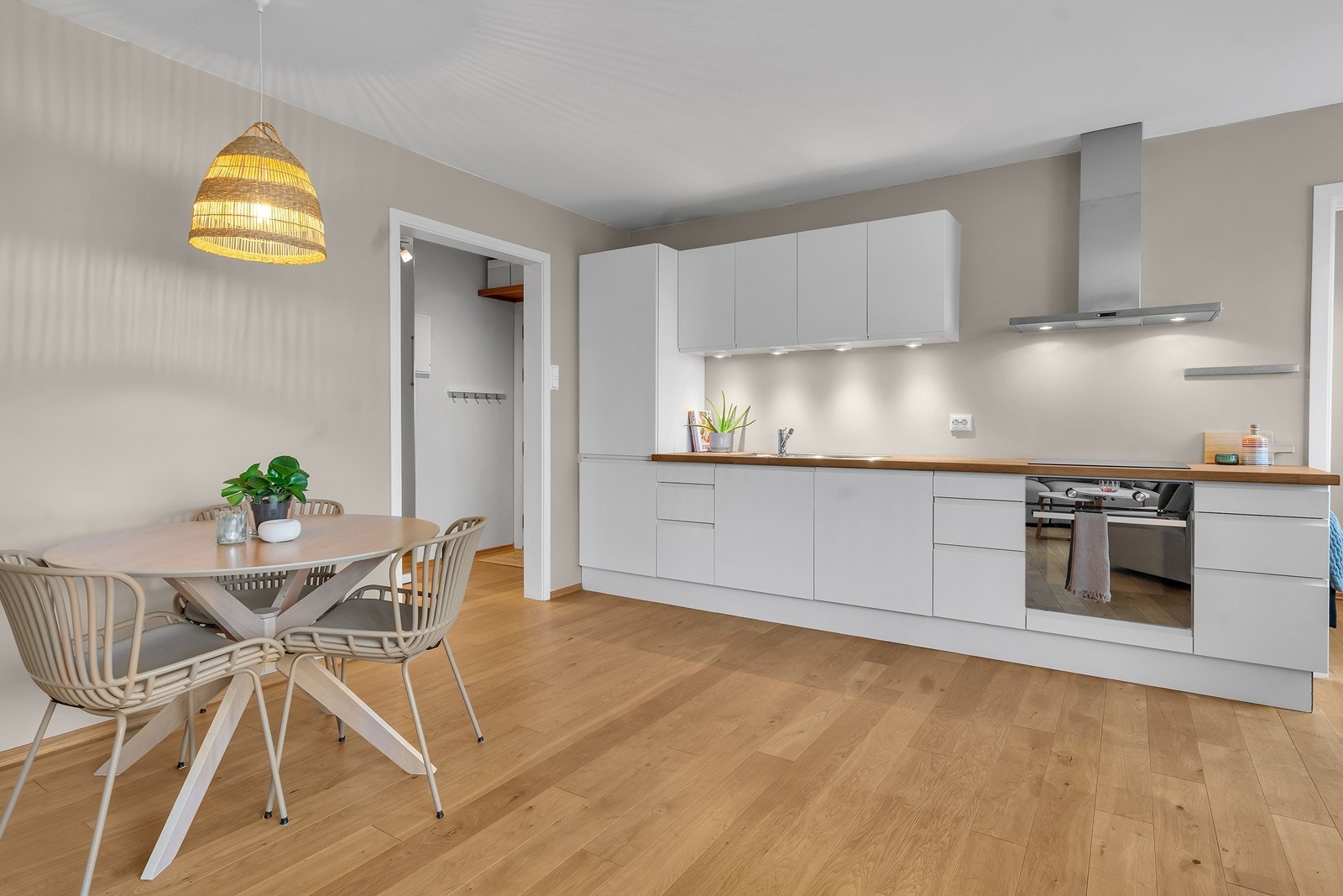 Kjøkken er flyttet ut i stuen Galleribilde