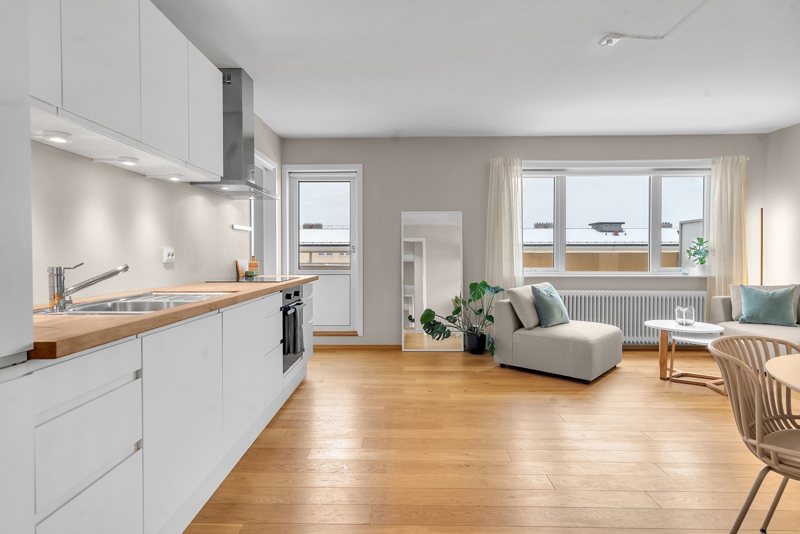 Store vinduer gir godt med naturlig lys Galleribilde