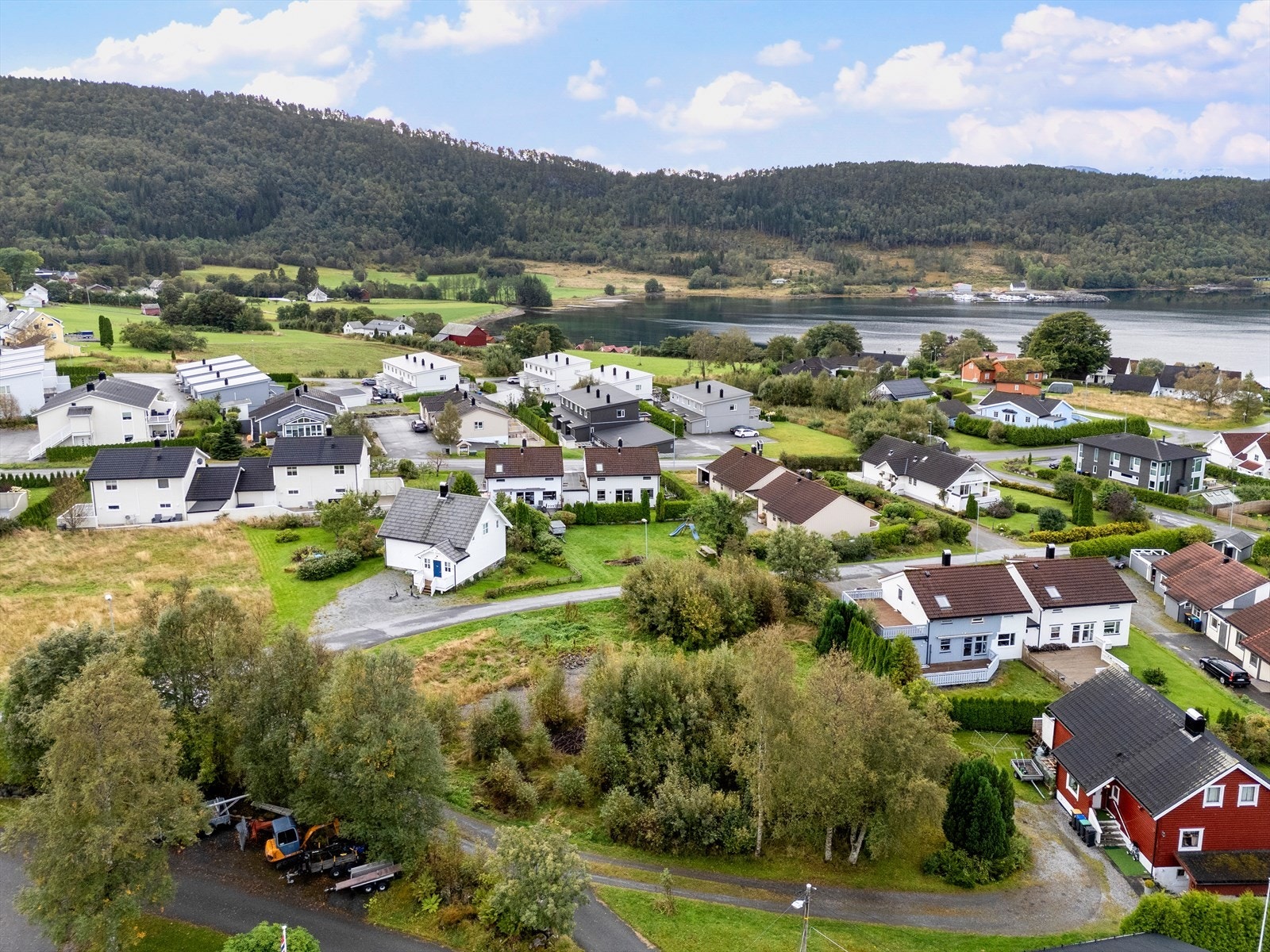 Eiendommen fremstår som svært attraktiv, både for private kjøpere, og for profesjonelle utbyggere som ser verdien av å investere i et område med solid etterspørsel. Galleribilde