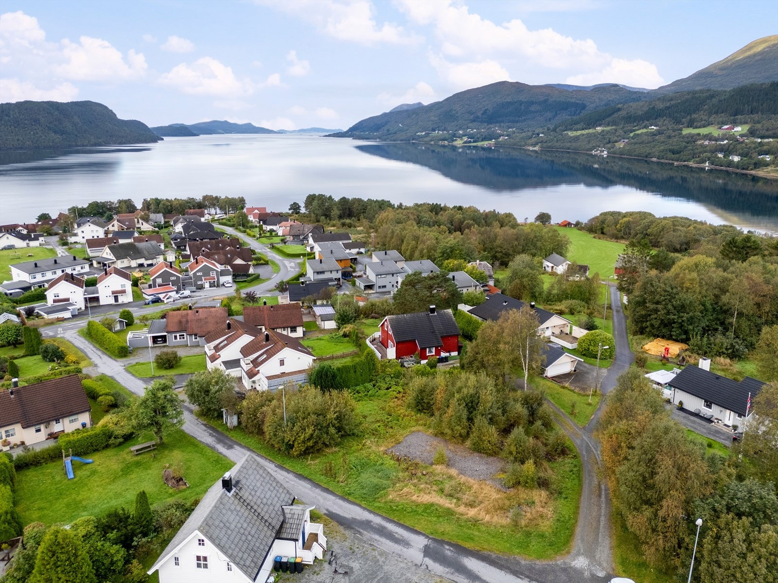 Terrenget består hovedsakelig av gress og lav vegetasjon, og fremstår som lett å bearbeide. Galleribilde