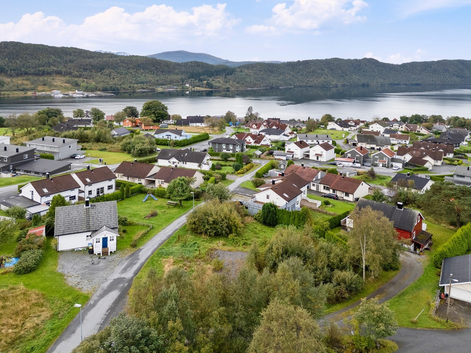 Det er gangavstand til barnehage, barneskole og ungdomsskole, samt dagligvarebutikk og øvrige servicetilbud. Galleribilde