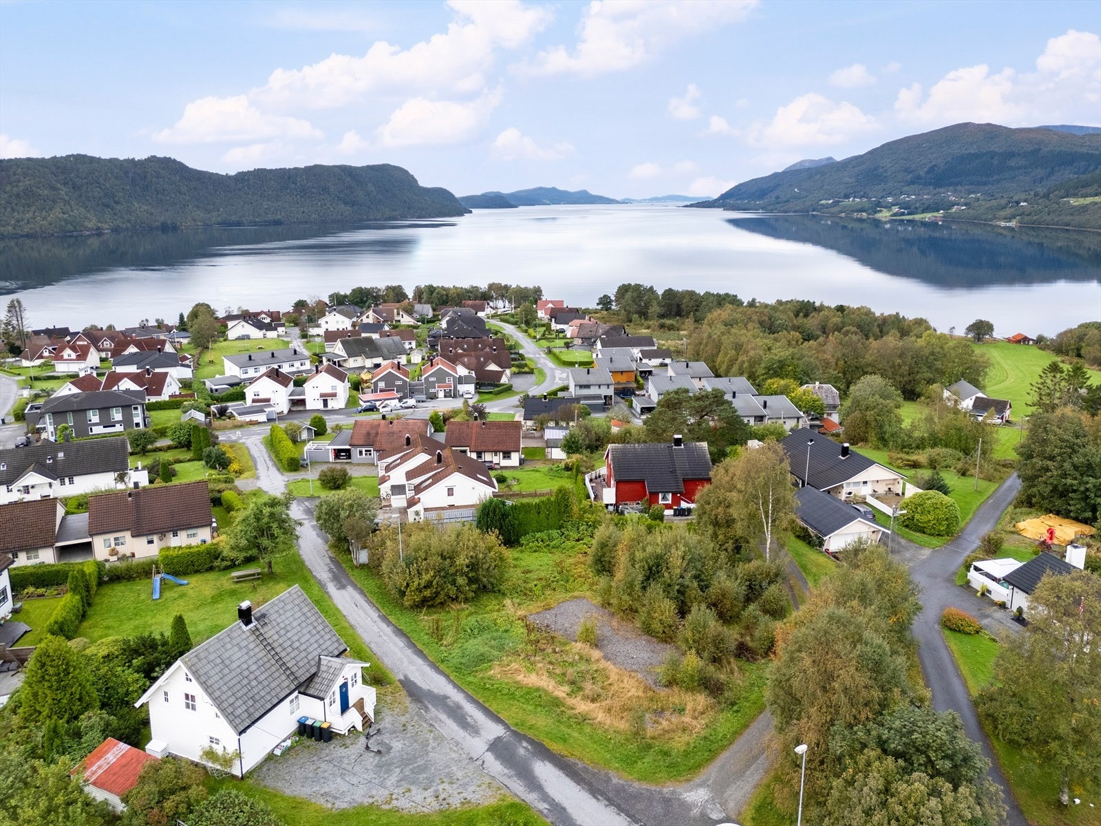 Tillatt bebygd arealgrad (BYA) på 35 %, noe som gir gode muligheter for oppføring av bolig. Galleribilde