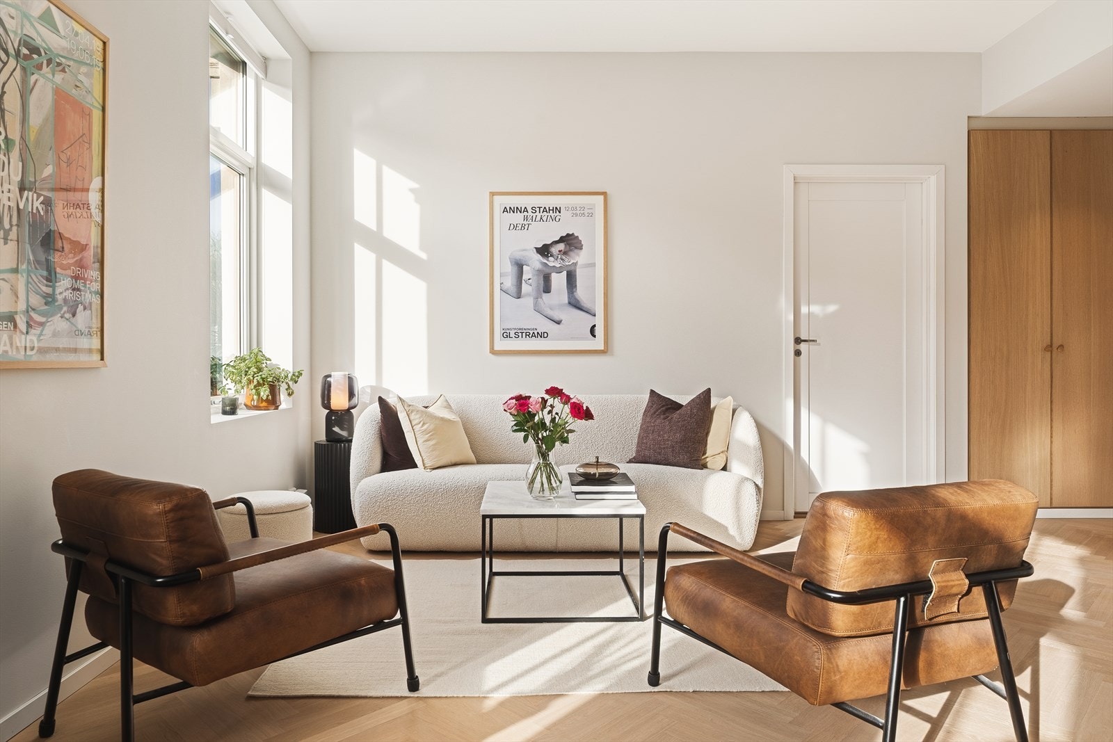 Stuen har god plass til sofagruppe og bord - overflater er malt i fine fargepaletter. Her er det bare å flytte rett inn! Galleribilde