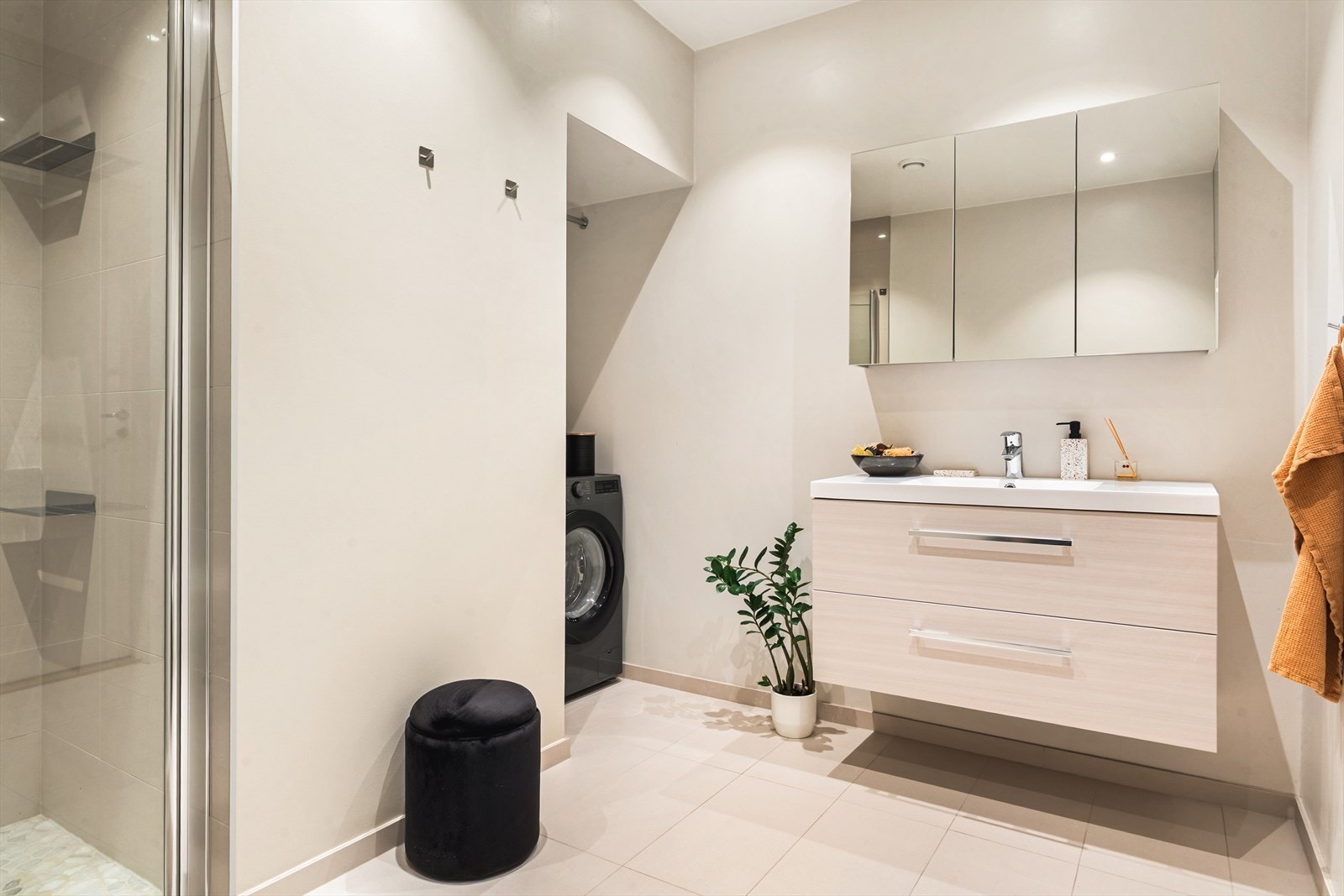 Badet er av stor størrelse på 7,5m², med tidsriktig fliser på gulv og fliset dusjone. Det er selvsagt varmekabler i gulvet som gir god oppvarming. Galleribilde