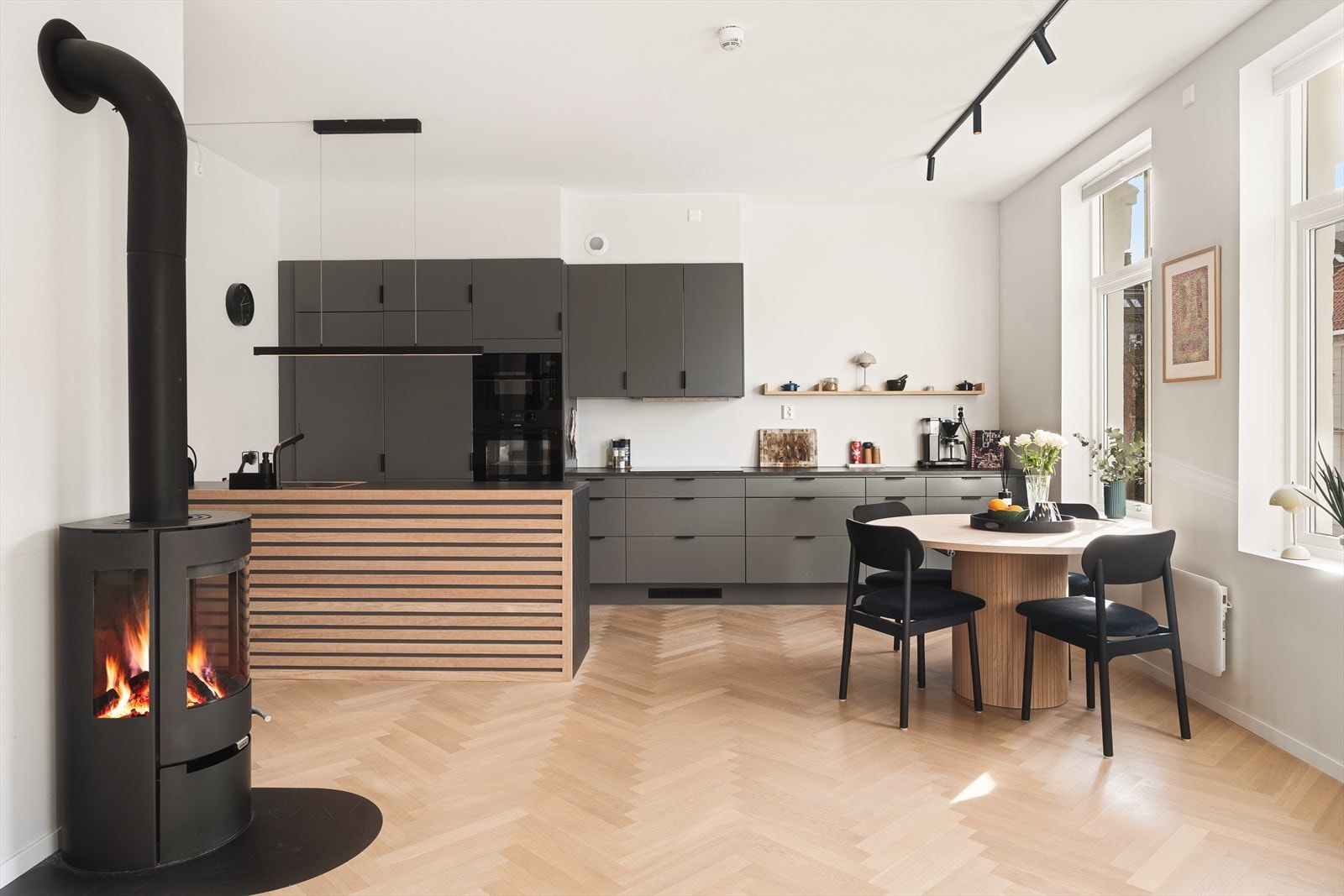 I tillegg har man en rentbrennende vedovn som gir god oppvarming på kalde dager. Galleribilde