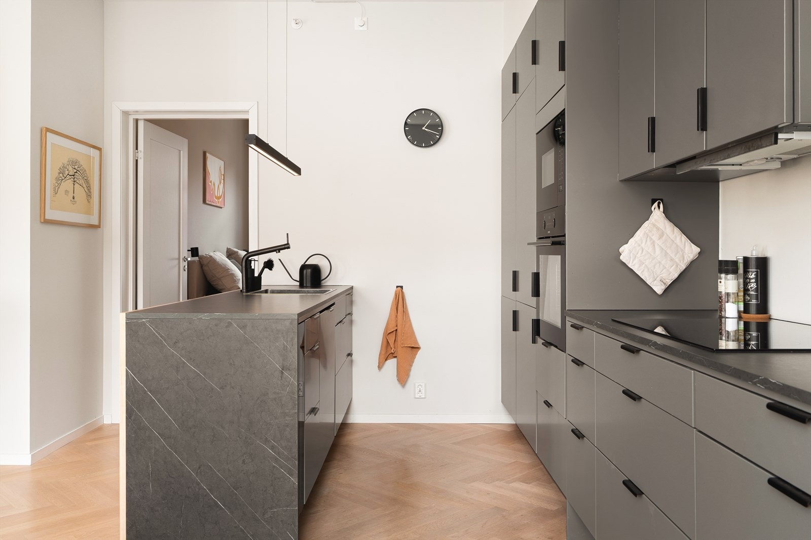 Kjøkkenet er praktisk utnyttet med vask og oppvaskemaskin på egen øy. Galleribilde