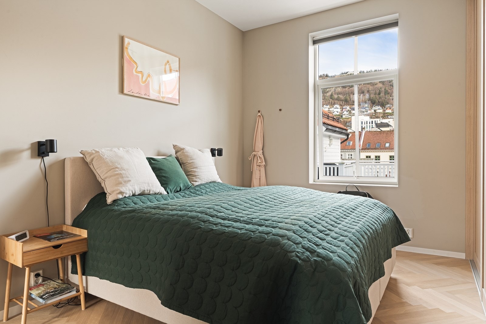 Soverommet vender ut mot bakgården, og man har fin utsikt mot Fløien. Galleribilde