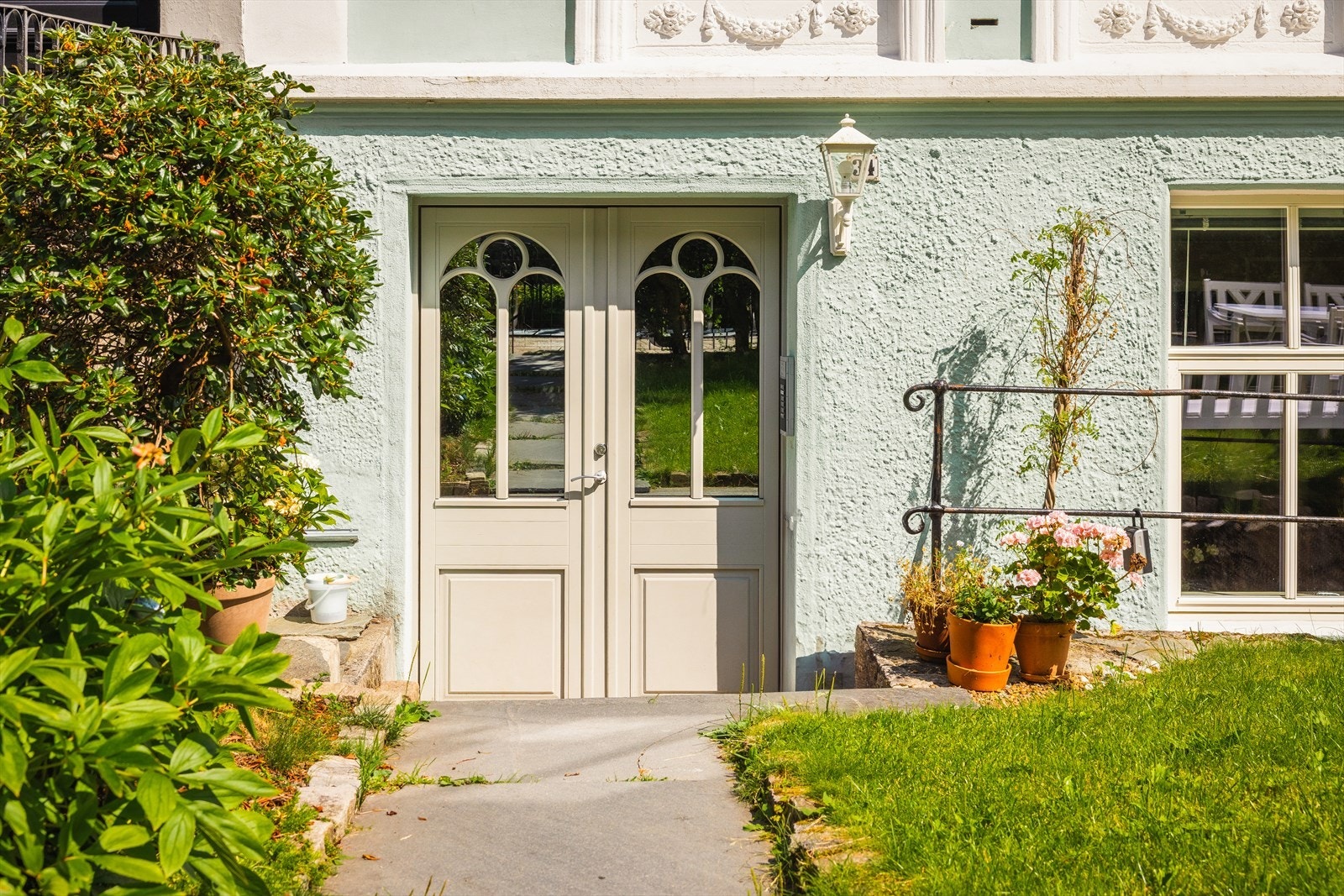 Klassisk bygård hvor særpreget er bevart med fine dører og stukkatur på fasaden. Galleribilde