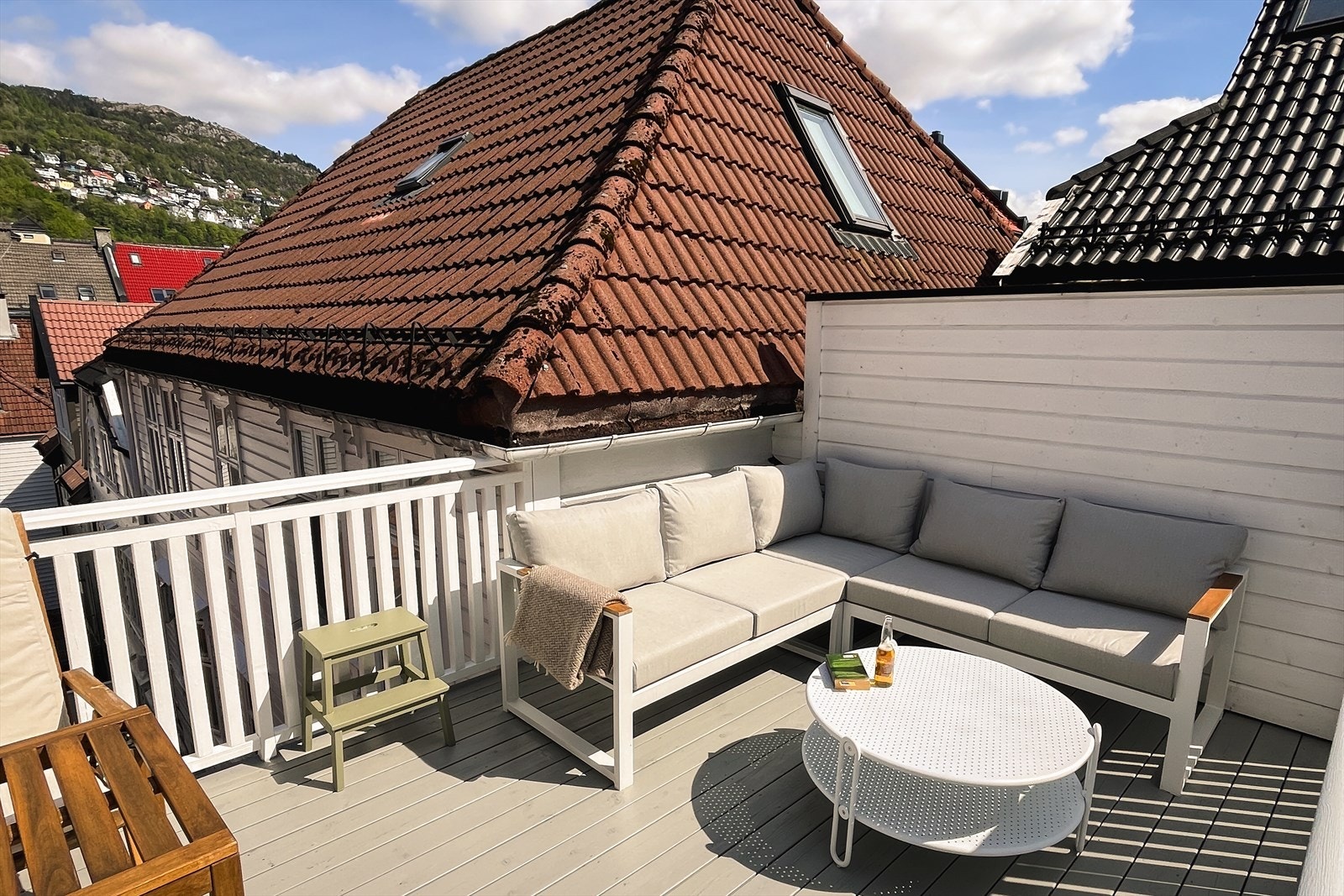 Fra soverommet har man utgang til stor terrasse på 21m² hvor man har god plass til utemøbler og grill. Galleribilde