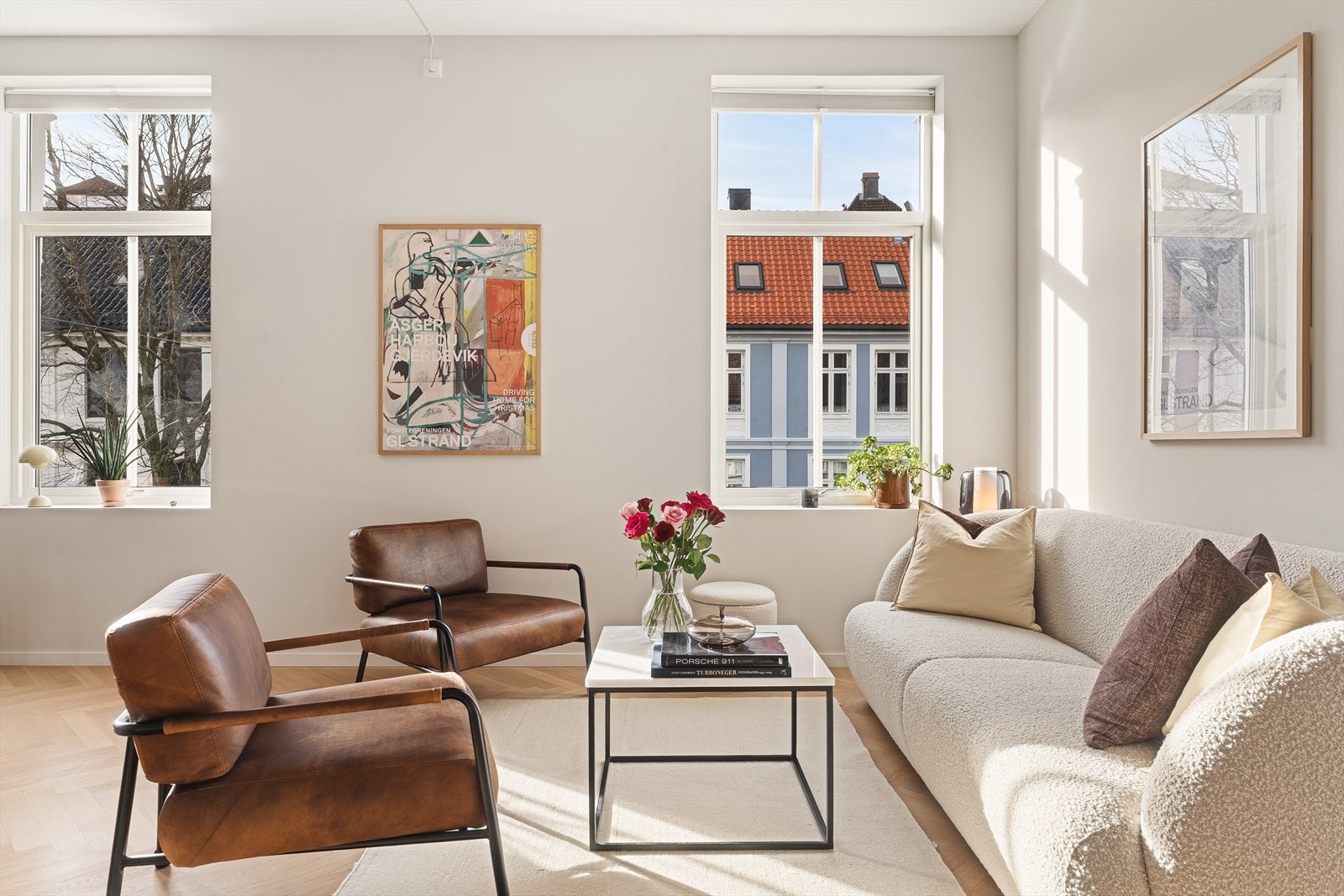 Stuen er av god størrelse på 33,8m² i en meget pen utførelse med fiskebeinsparkett på gulv, takhøyde på 2,85m og store vindusflater som gir rikelig med naturlig lysinnslipp. Galleribilde