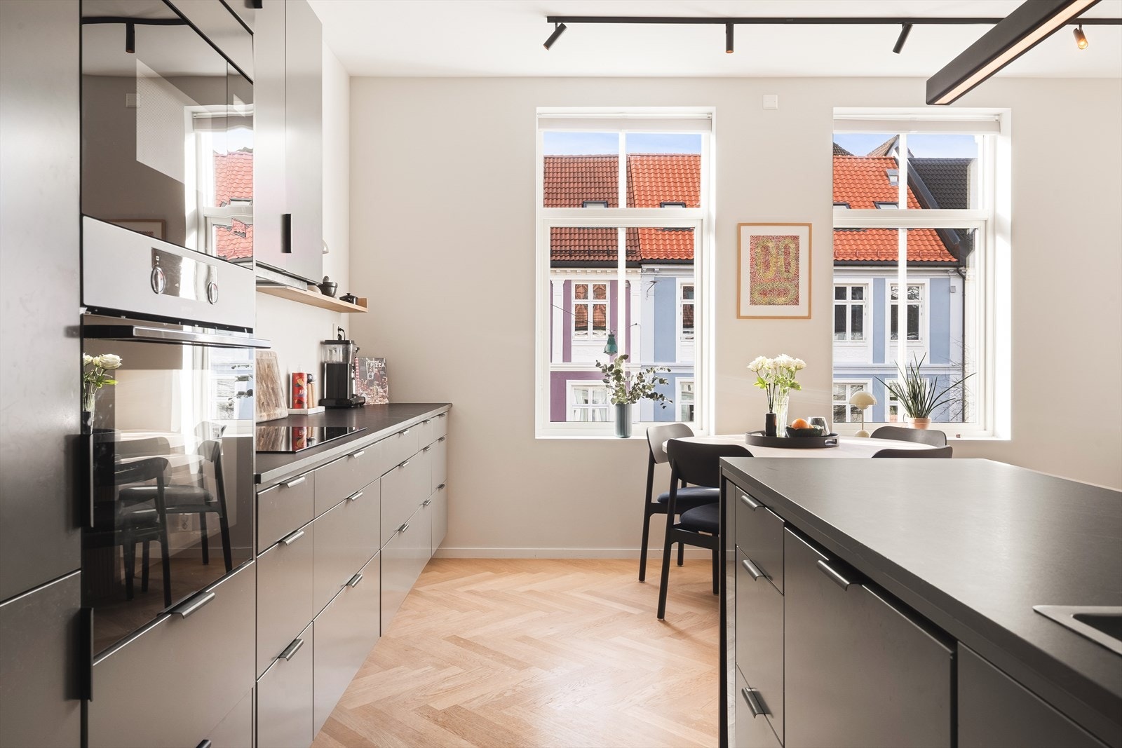 Kjøkkenet er fullt utstyrt med integrerte hvitevarer, inkludert platetopp, stekeovn, mikrobølgeovn, vinskap, oppvaskmaskin og kjøleskap med frysedel. Galleribilde