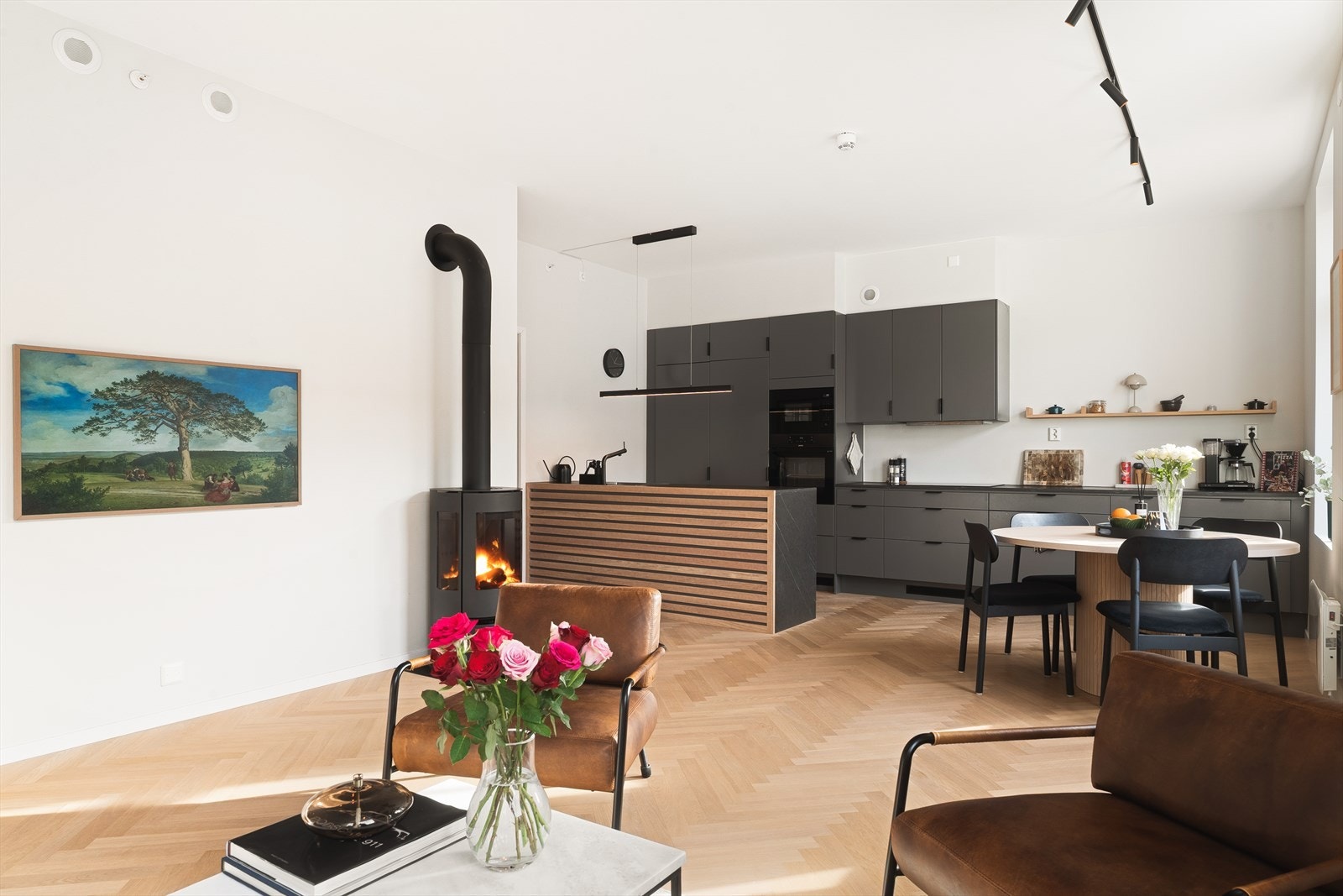 En perfekt bygårdsleilighet med gjennomgående høy standard som ligger i et rolig og pulserende boligområde. Galleribilde