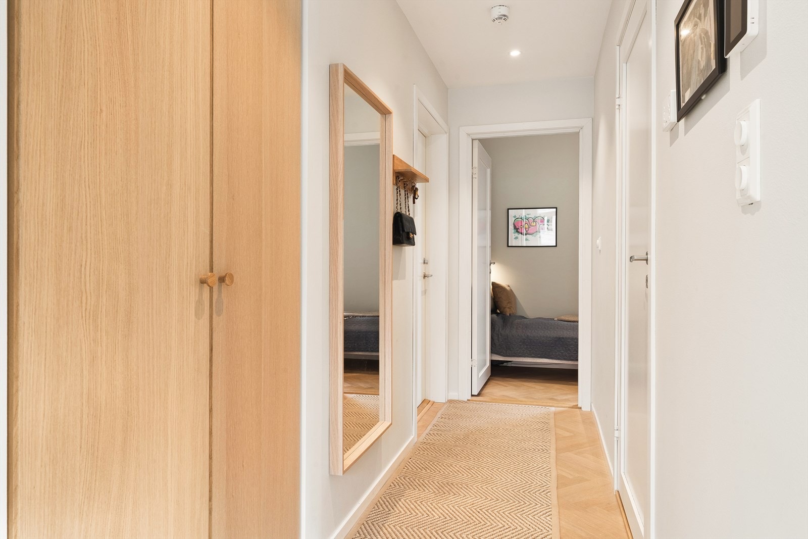 Innebygd garderobeskap i eik i entréen og inngang til badet Galleribilde