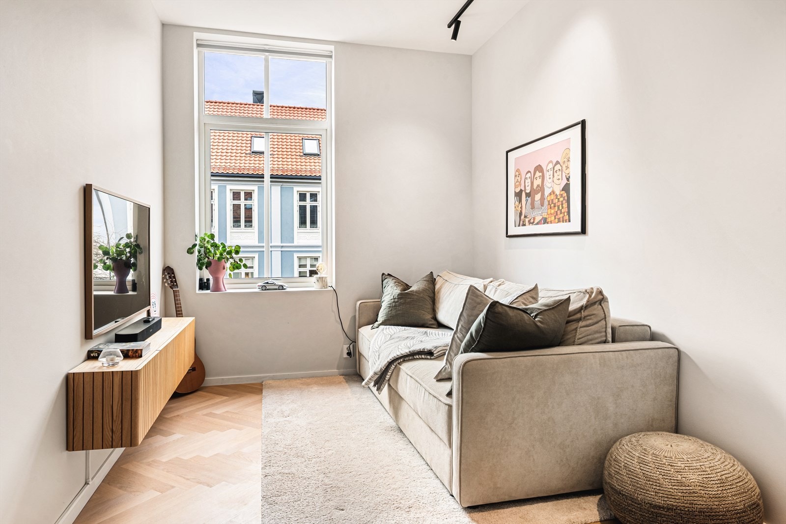 Det andre soverommet er målt til 11,7m² - her er det også god plass til seng, kommoder og garderobeskap Galleribilde