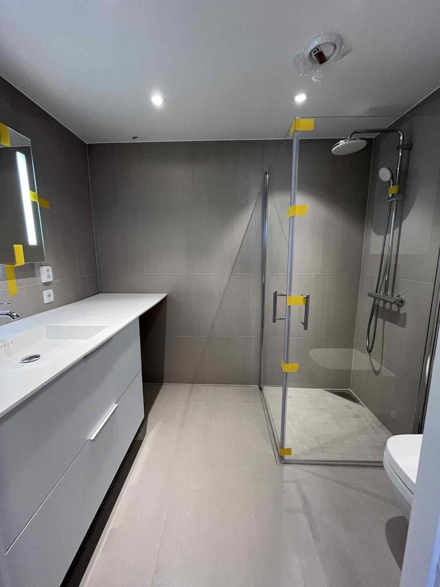 Badet har flott standard med 60x60 flis og 120 cm skuffe under benkeplaten. Galleribilde