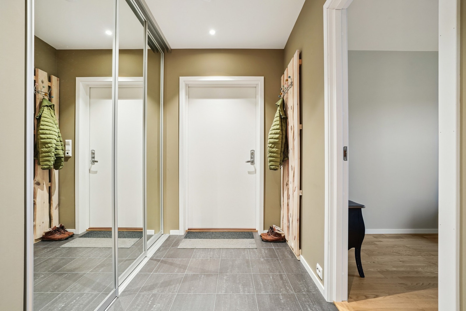 Det er fliser på gulvet med varmekabler i. Galleribilde