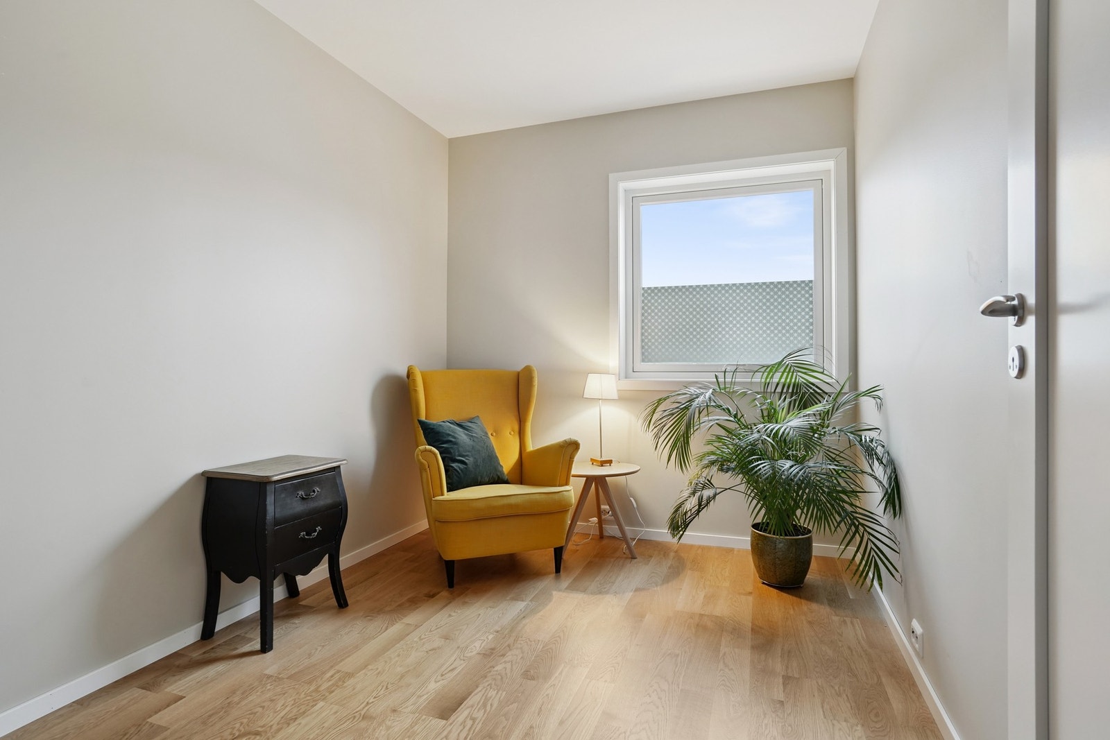 Soverom nr. 3 er på 7,6 kvm og passer utmerket som gjesterom eller kontor, alt etter eget ønske og behov. Galleribilde