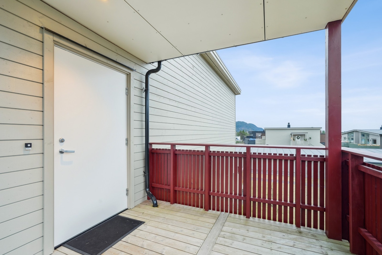 Entréen har takoverbygg og belysning i tak. Galleribilde