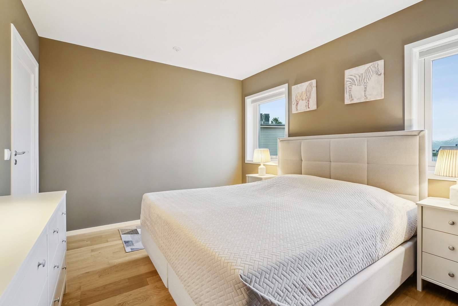 Vinduene vender mot øst. Solskjerming medfølger. Galleribilde