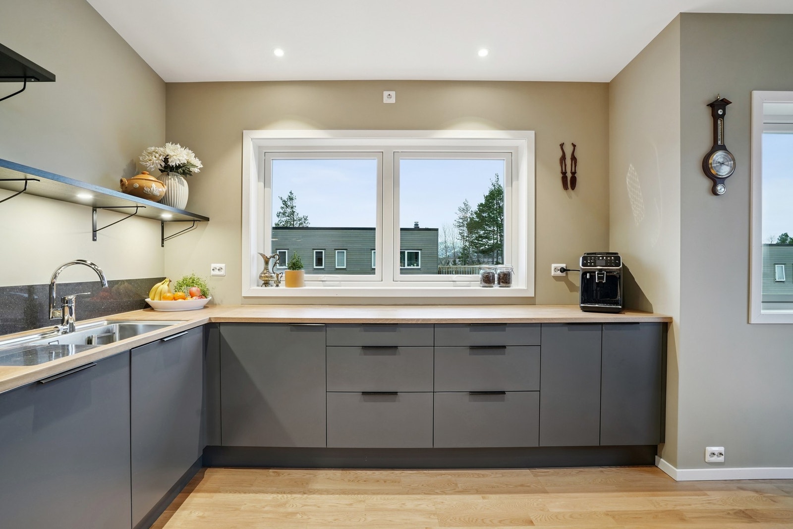 Det er vegghylle med integrert ledspotter. Galleribilde