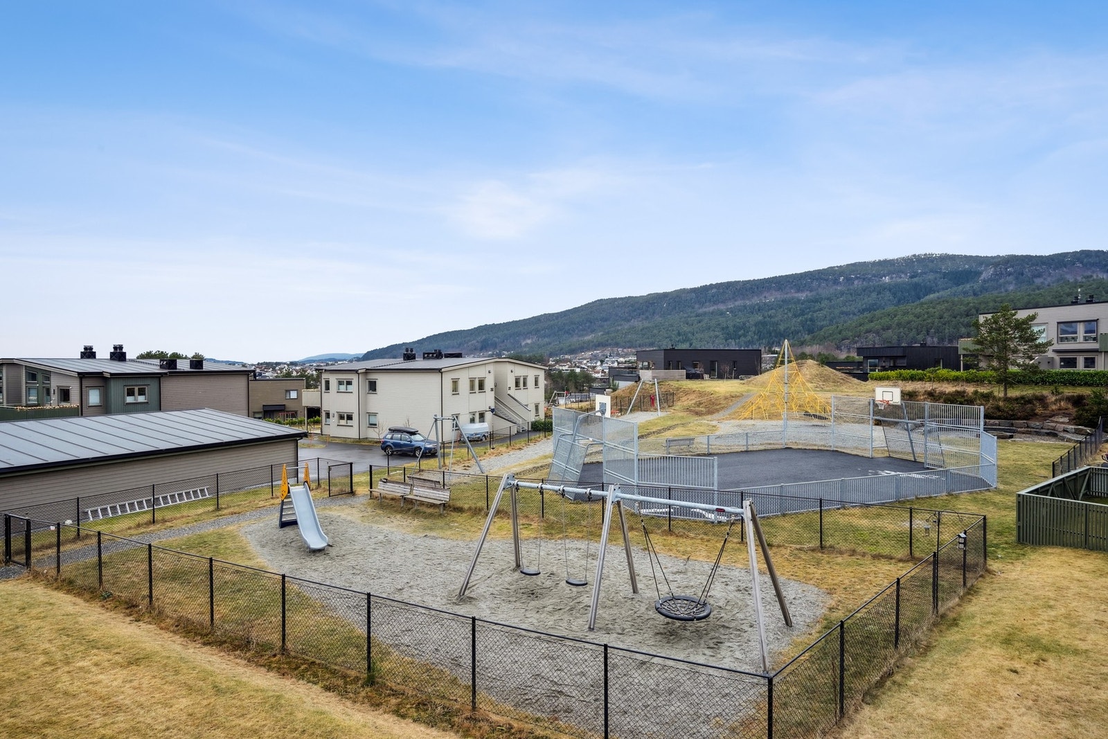 Området er pent opparbeidet med grøntareal, flere lekeplasser, ballbinge og basketball bane til glede for barn i alle aldre. Galleribilde