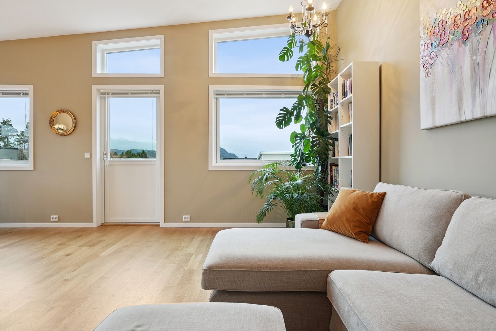 Fra stuen er det utgang til en vestvendt balkong. Persienner medfølger. Galleribilde