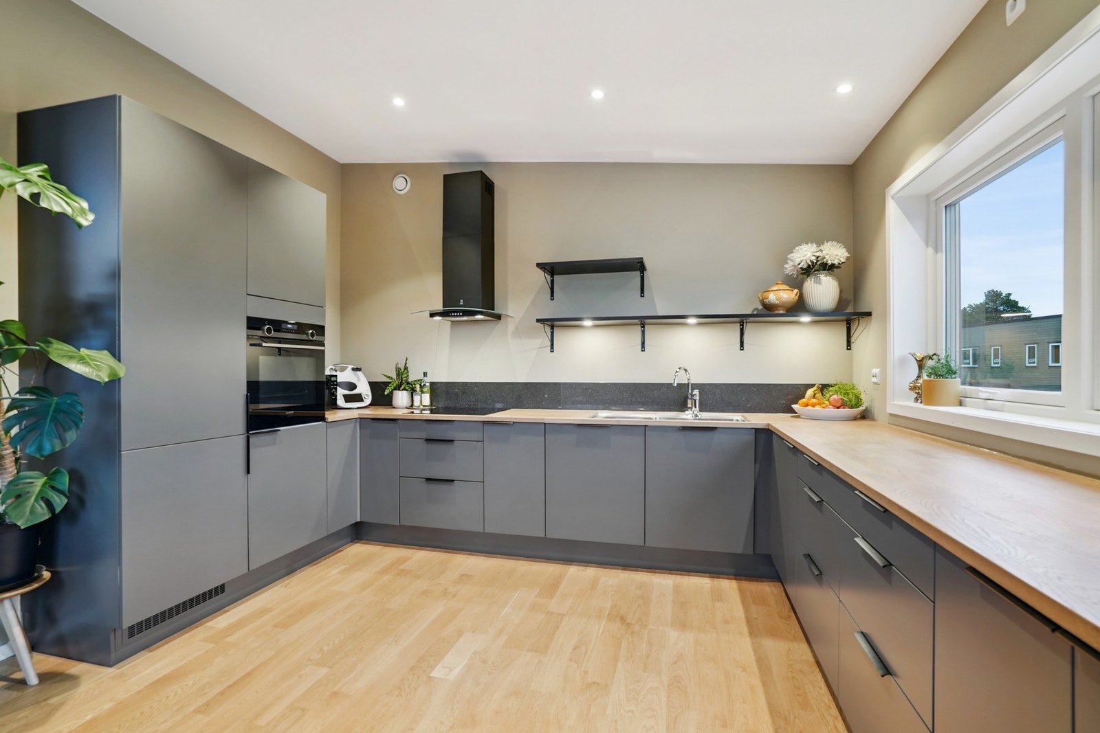 Innredningen fra HTH har delikate fronter i matt utførelse. Galleribilde