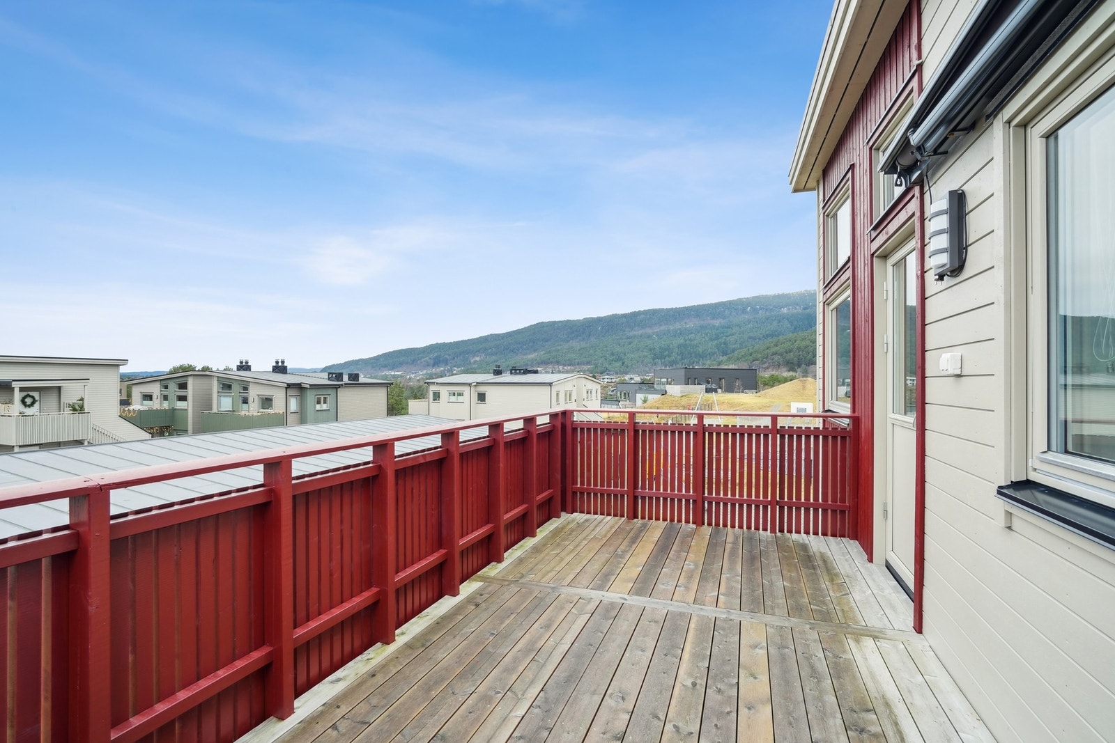 Her er plass til møblering av loungegruppe. Det er montert elektrisk markise, stikkontakt og belysning på vegg. Galleribilde