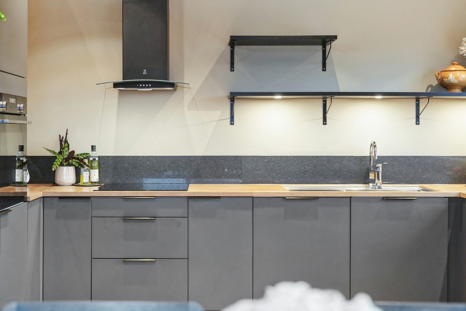 Delikat backsplash av granittstein. Galleribilde