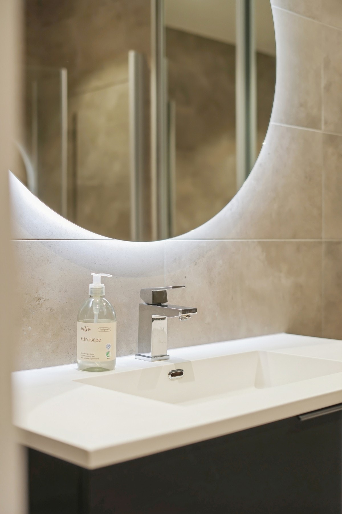 Lekker servantinnredning fra HTH med to skuffeseksjoner og rundt speil med integrert belysning. Galleribilde