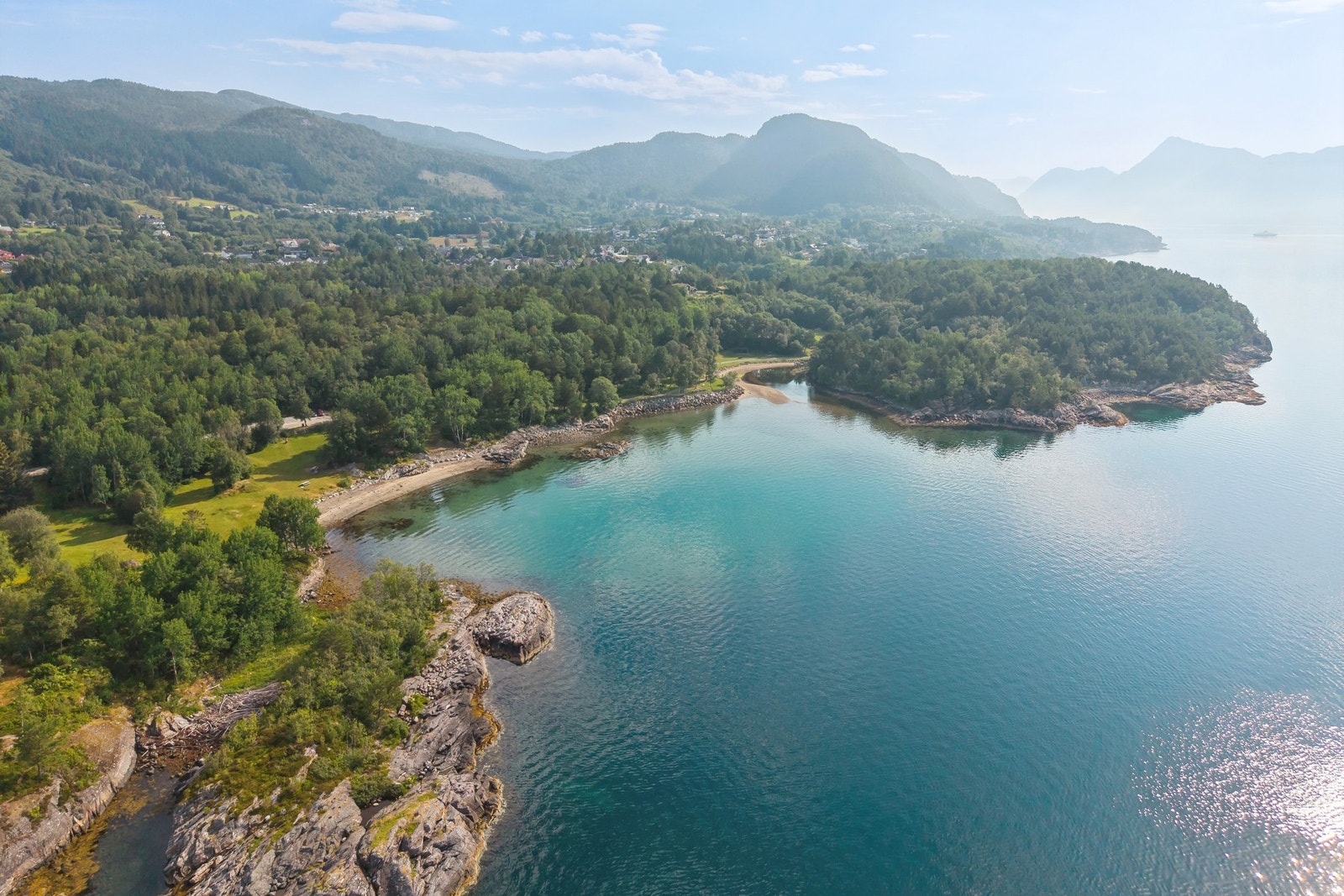 En kort kjøretur på ca. 6 minutter kommer du til vakre Emblemsanden med strand og vollyballbane. Galleribilde