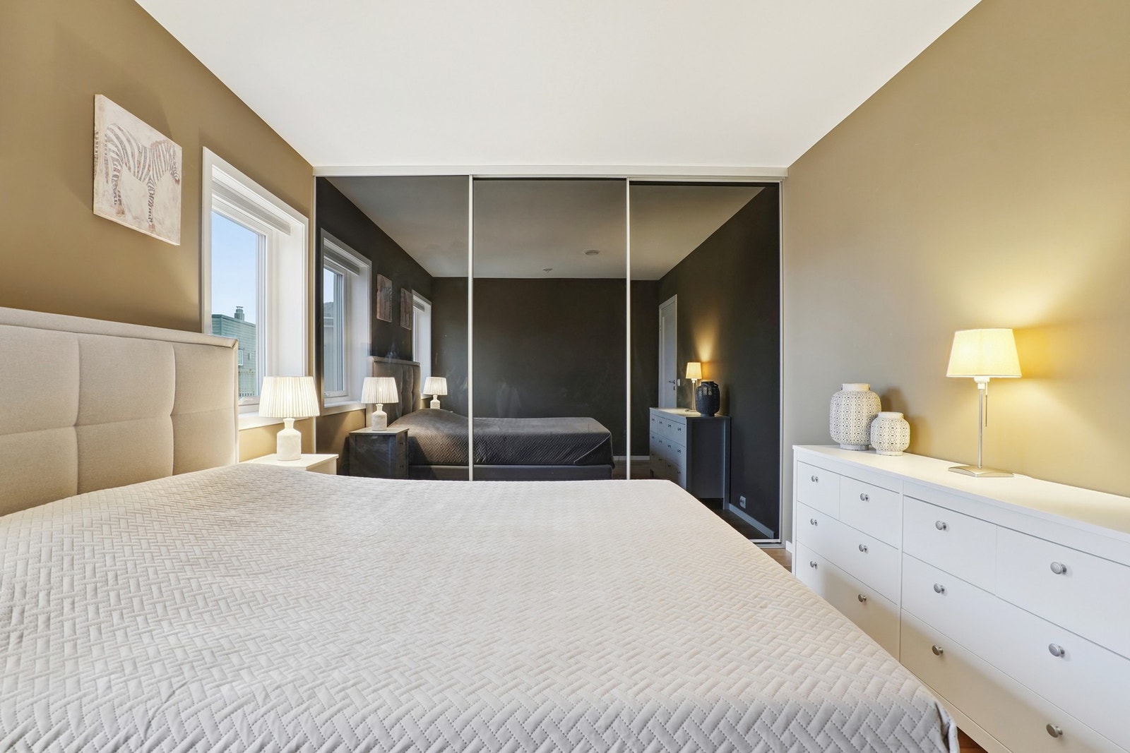 Skyvedørsgarderoben sørger for godt med oppbevaringsplass. Galleribilde