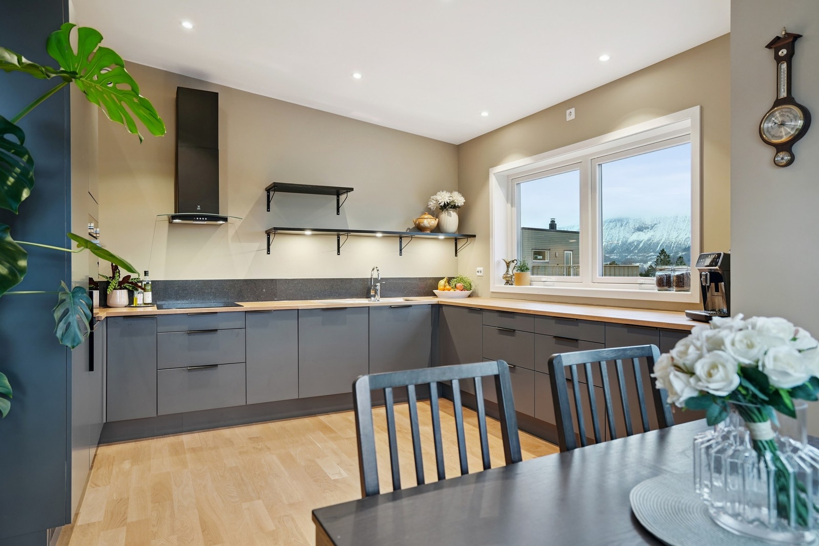 Kjøkkenet er svært praktisk utformet med innredning på tre vegger. Galleribilde