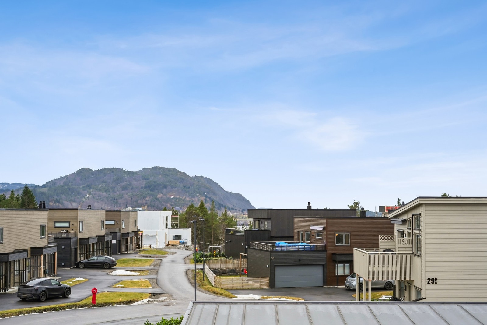 - med flott utsikt vestover mot Leirvågfjellet. Her har du sol til sent på kveld. Galleribilde