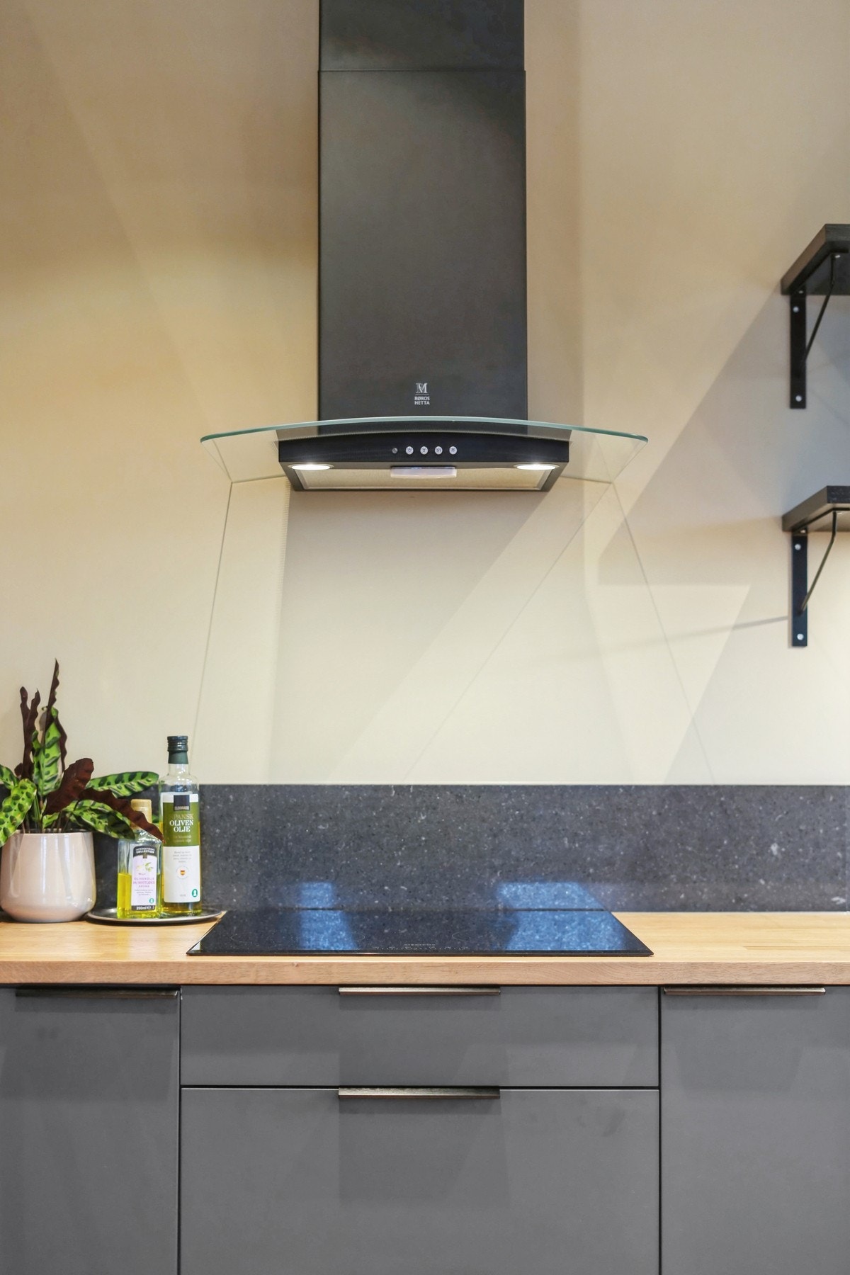 Det er kjøkkenventilator fra Røroshetta med avtrekk ut. Galleribilde