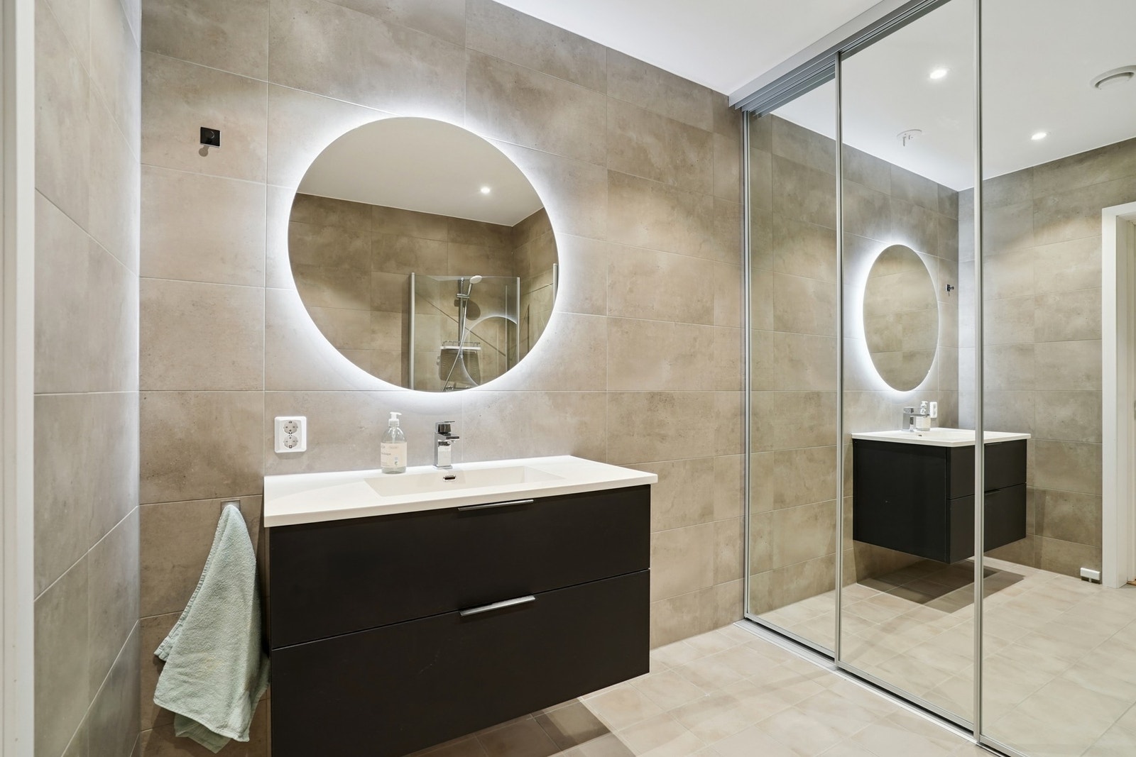 Bak skyvedørene er det en praktisk vaskeromsnisje med opplegg for vaskemaskin og tørketrommel. Galleribilde