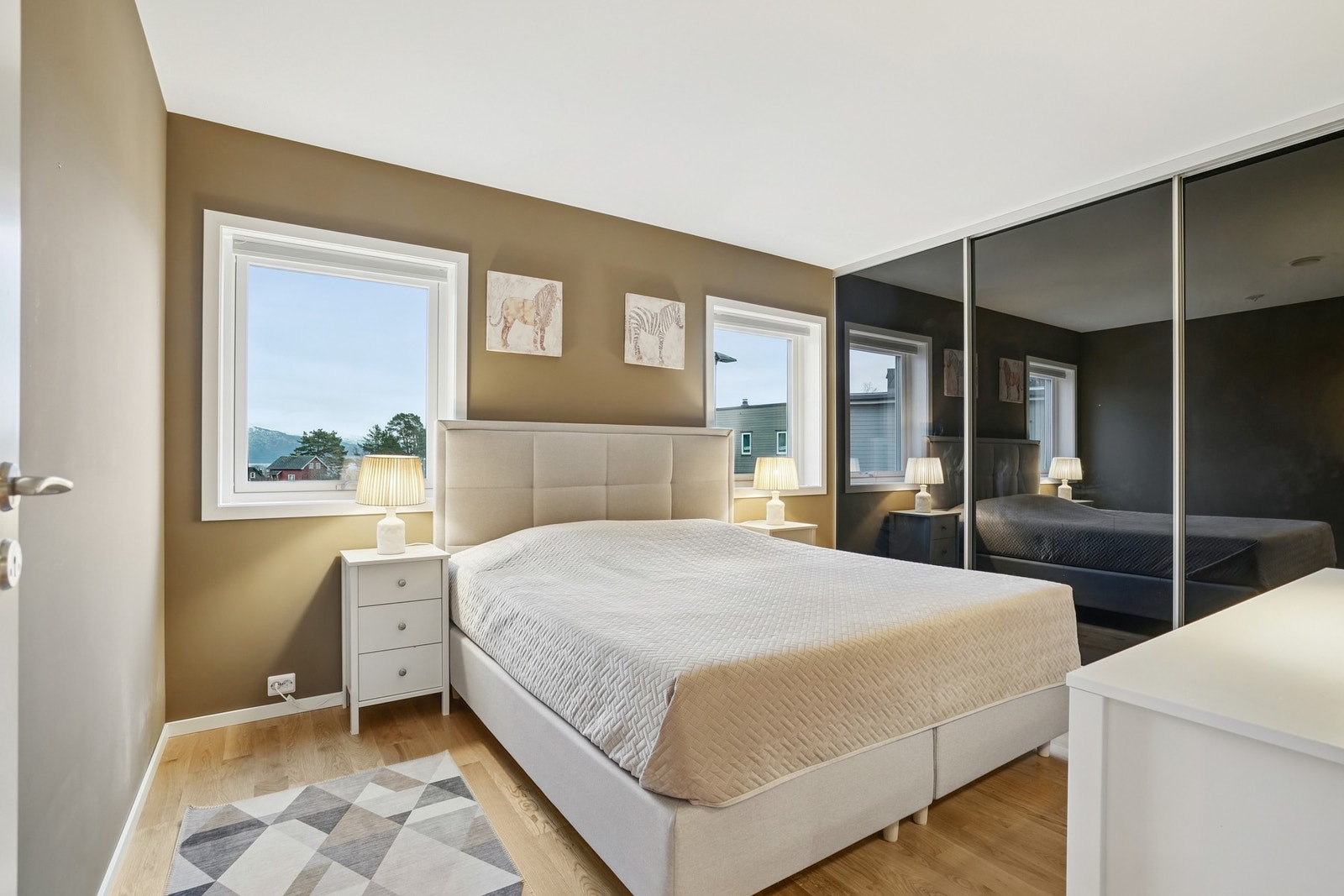 Hovedsoverommet er svært romslig med sine 14,1 kvm. God plass til dobbeltseng og nattbord. Galleribilde