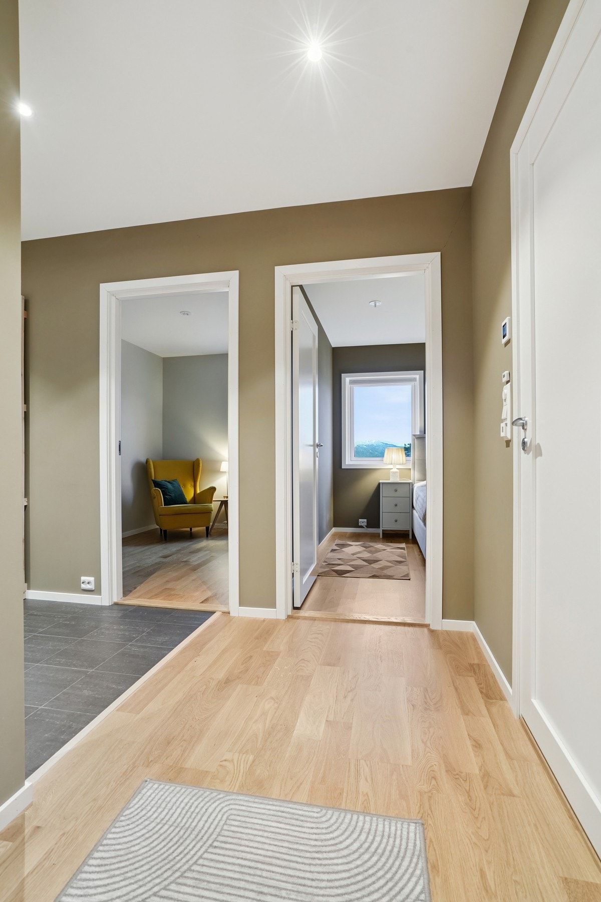 Det er ledspotter i himling i entréen. Galleribilde