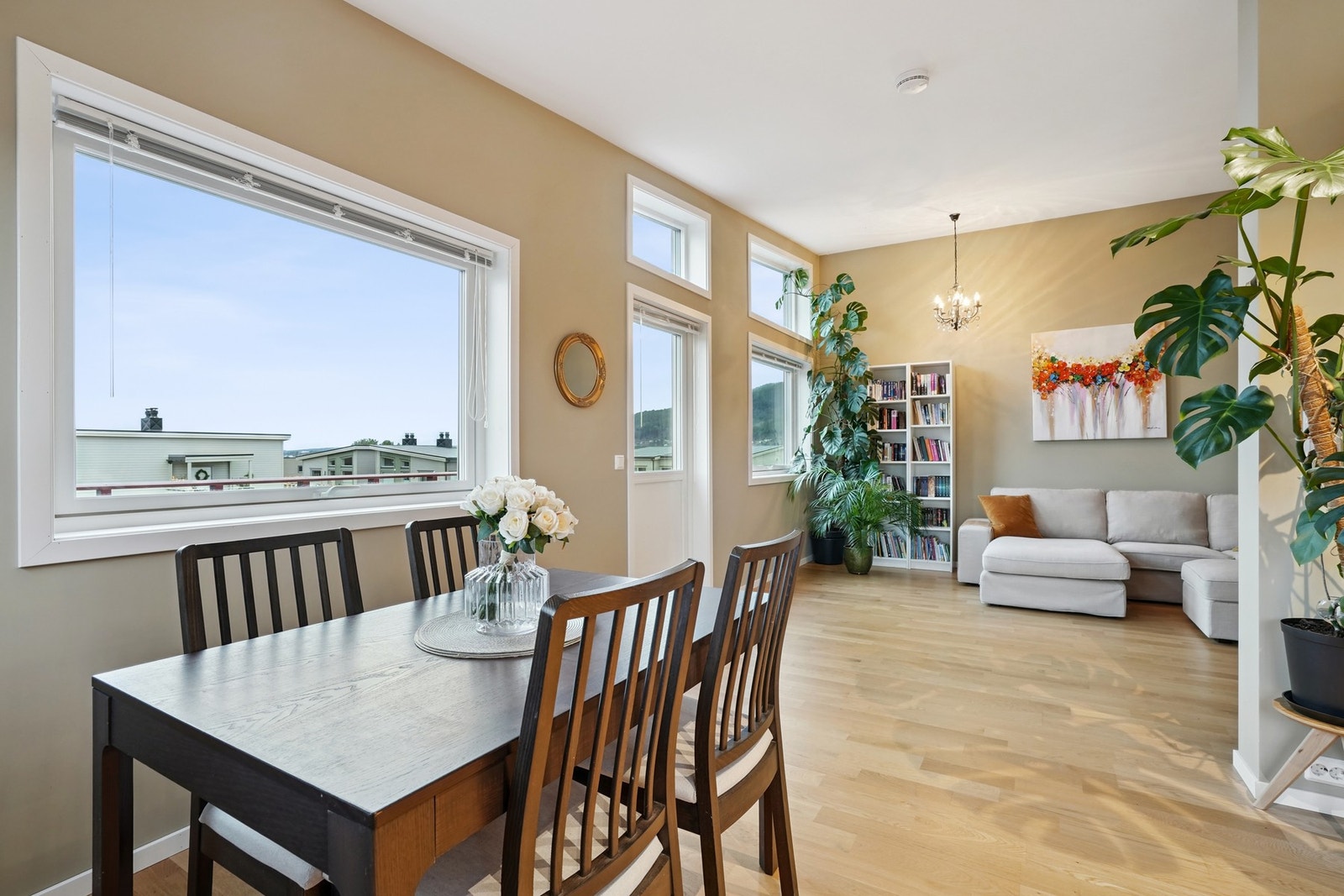 Boligen har et pent og moderne fargevalg med oppgradert malingskvalitet på vegger. Parketten er også oppgradert utover standard leveranse. Galleribilde