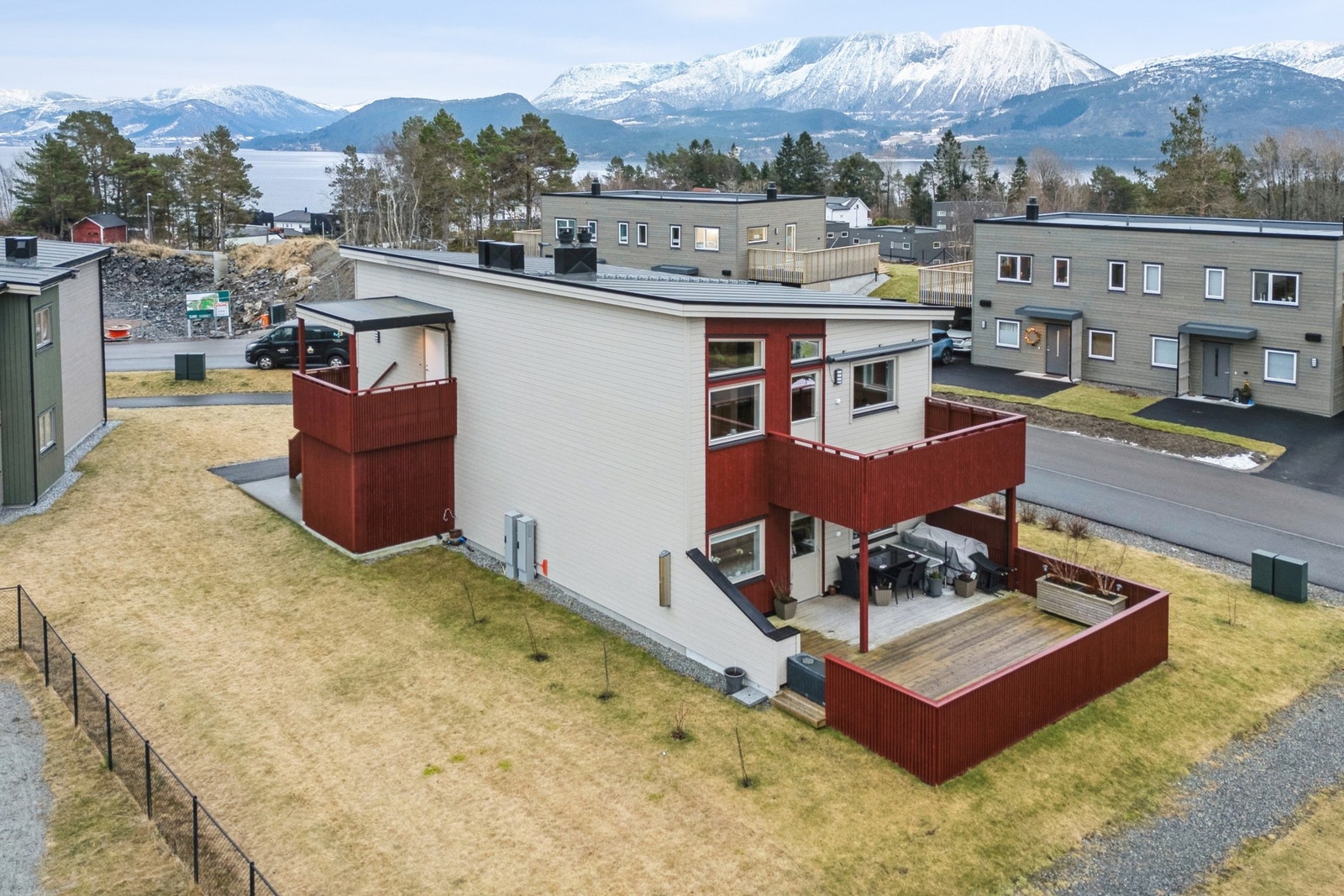 Boligen ligger i 2.etasje og holder meget god standard på innredninger og overflater. Galleribilde