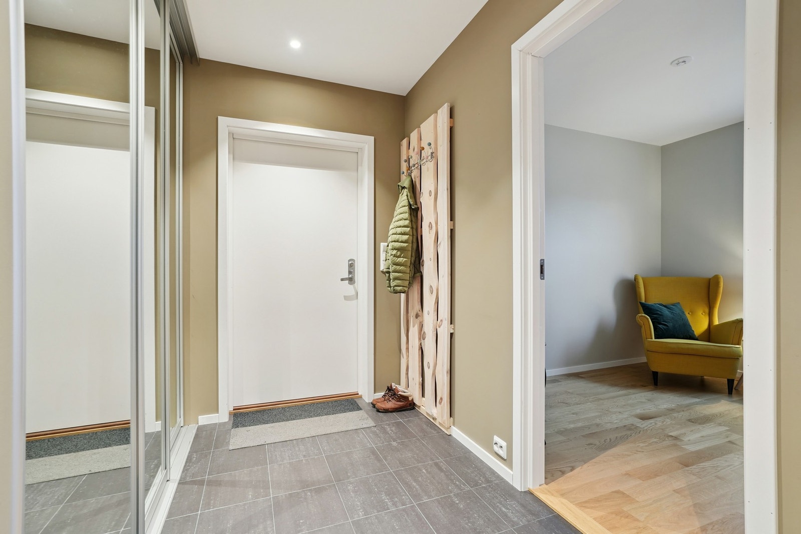 I entréen er det praktisk 3-dørs skyvedørsgarderobe med speildører. Galleribilde